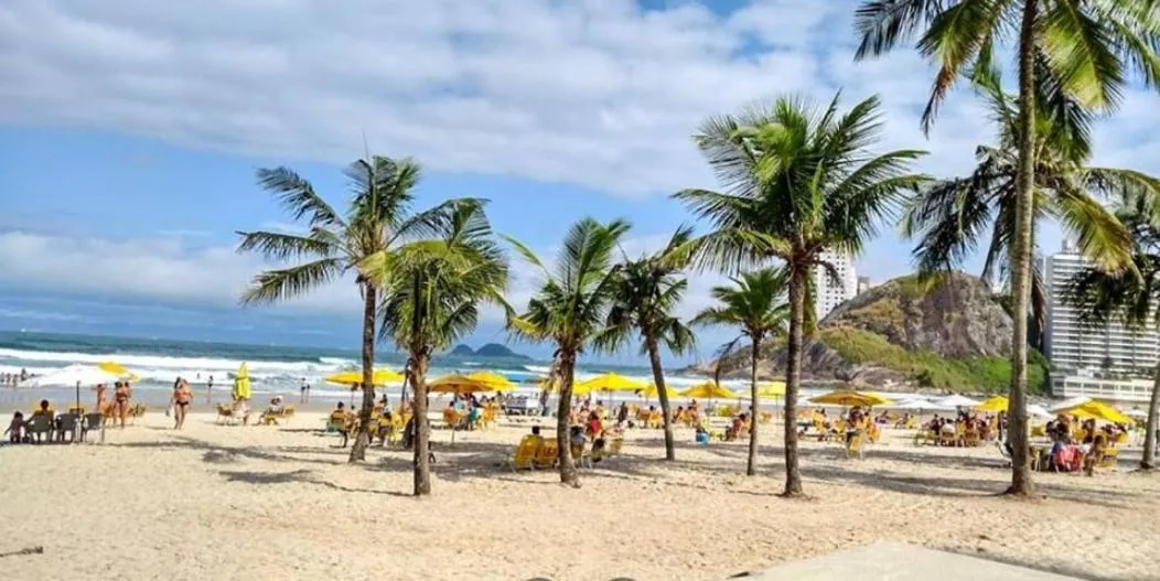 Apto a poucos metros da Praia da Enseada com Wi-Fi