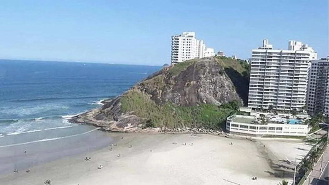 Apto a poucos metros da Praia da Enseada com Wi-Fi