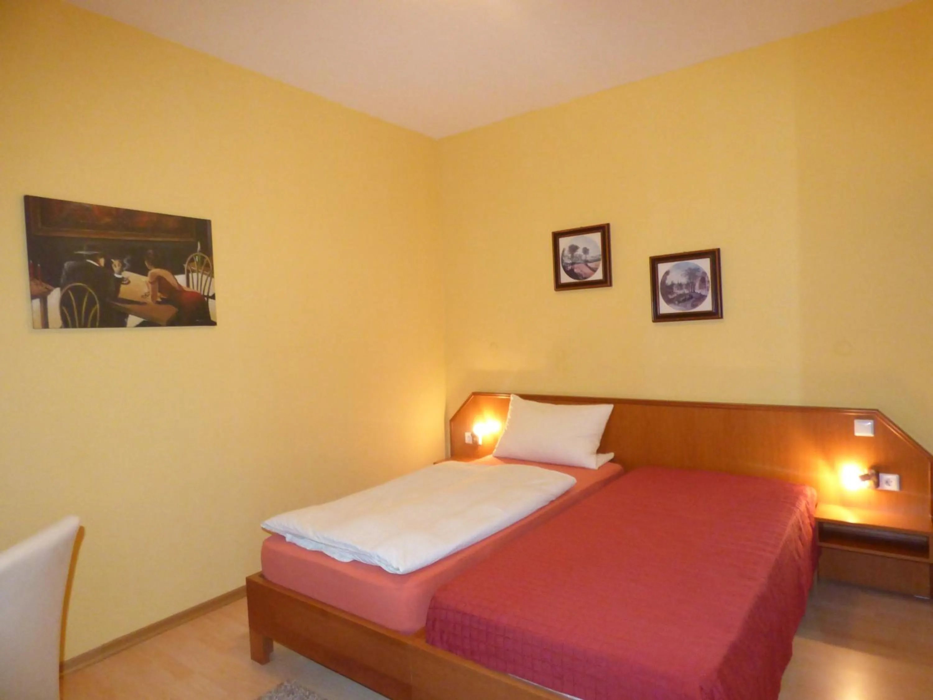 Bedroom, Bed in Hotel Diele