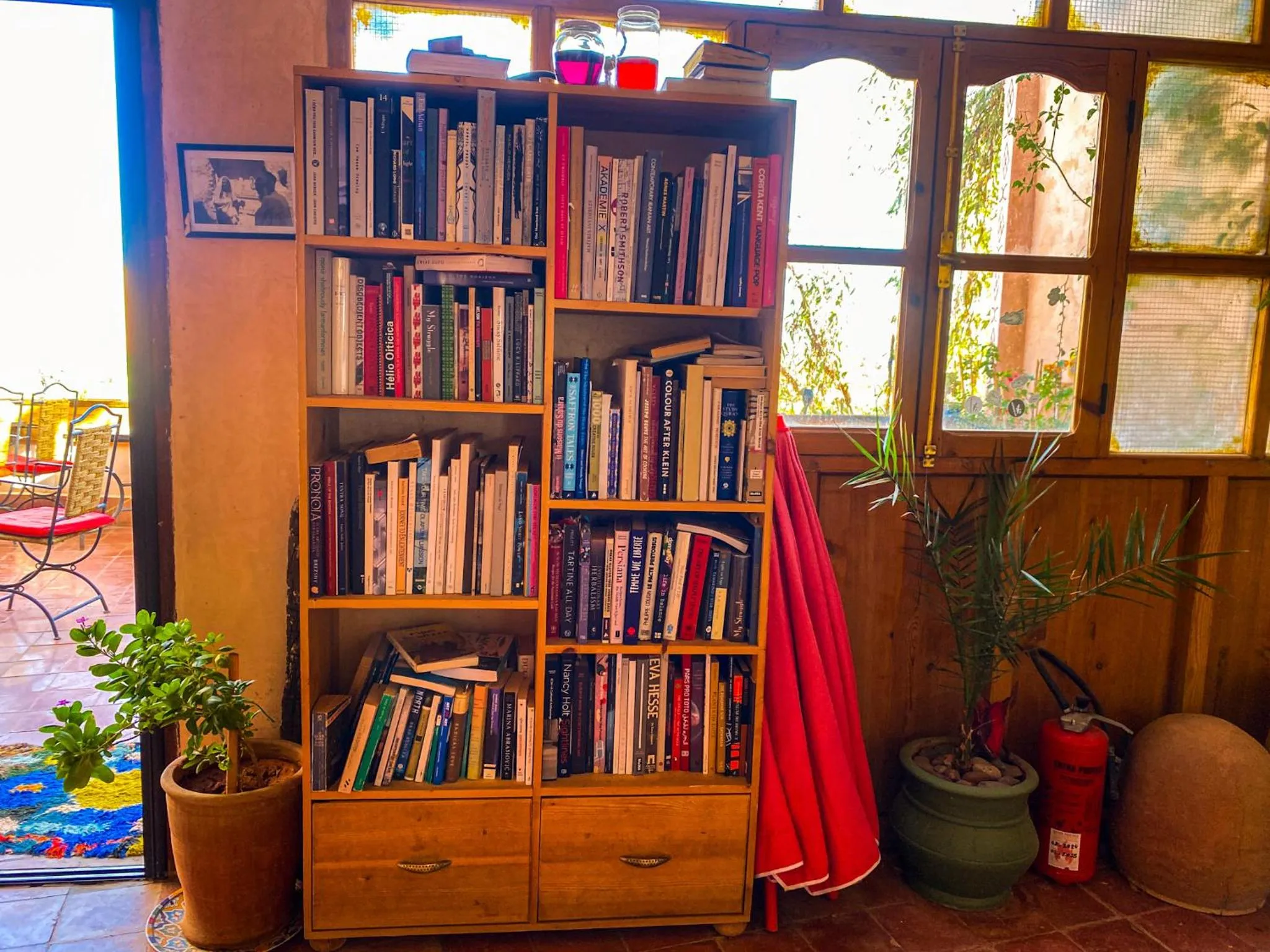 Library in Auberge Ayouze