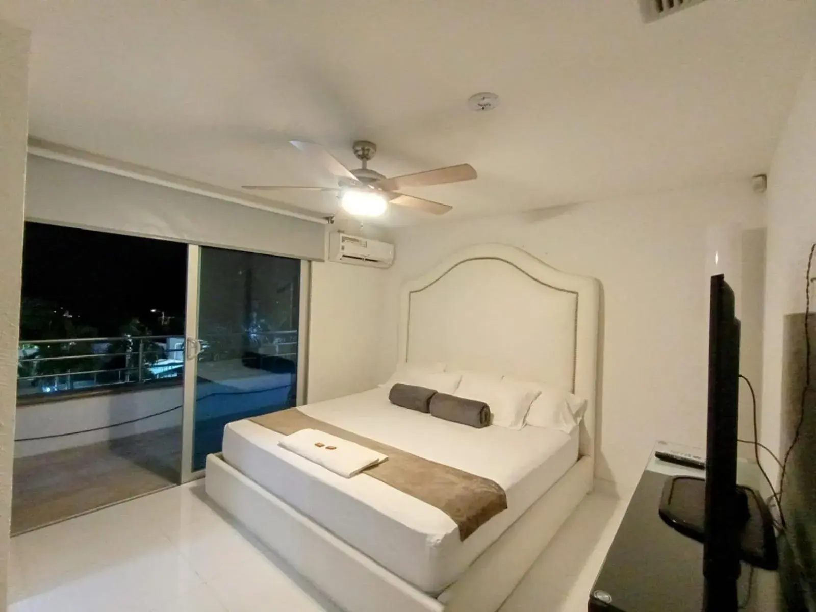Deluxe Double Room with Balcony in Hotel Kaamú Taganga Deluxe Double Room with Balcony in Hotel Kaamú Taganga