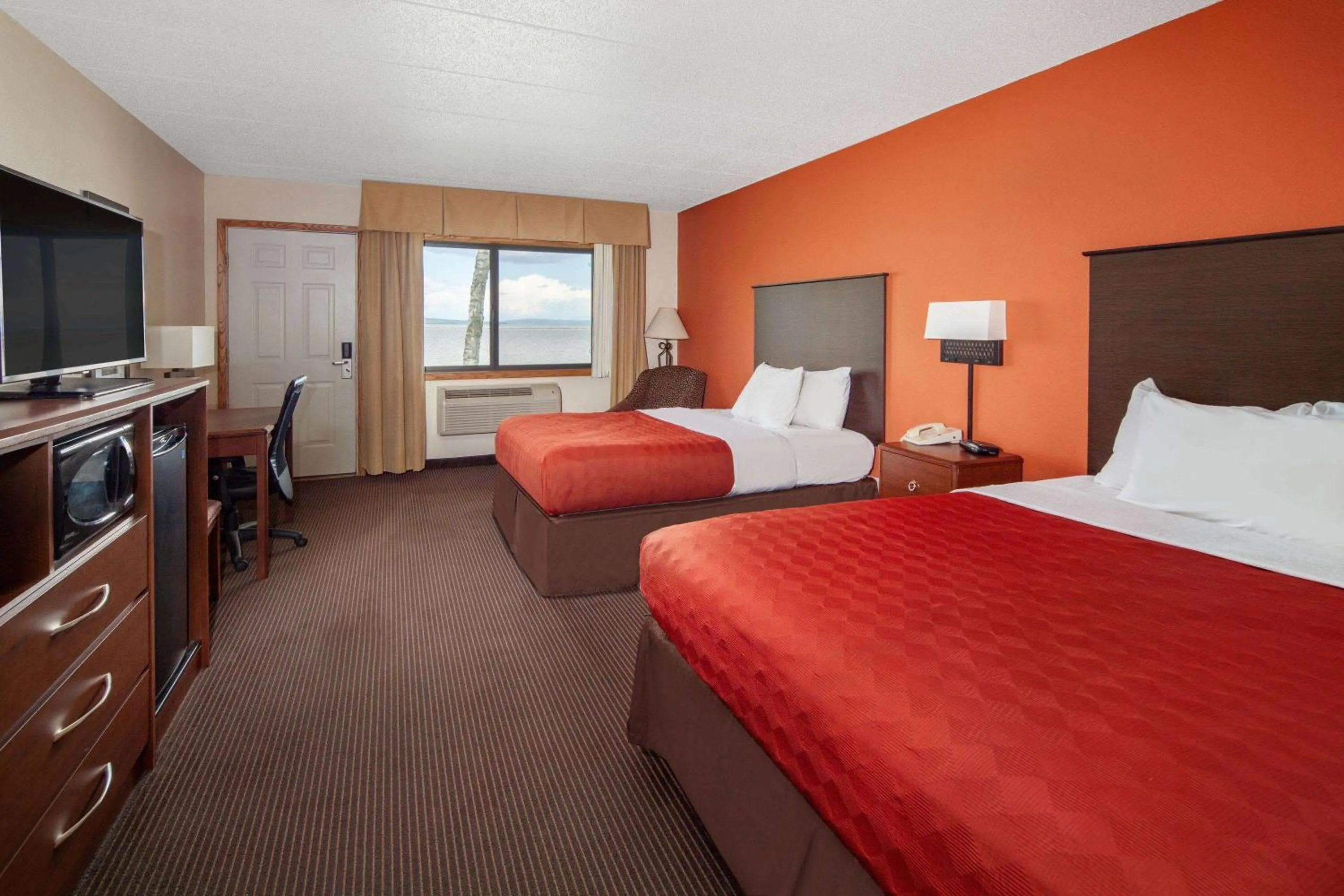 Photo of the whole room, Bed in AmericInn by Wyndham Ashland