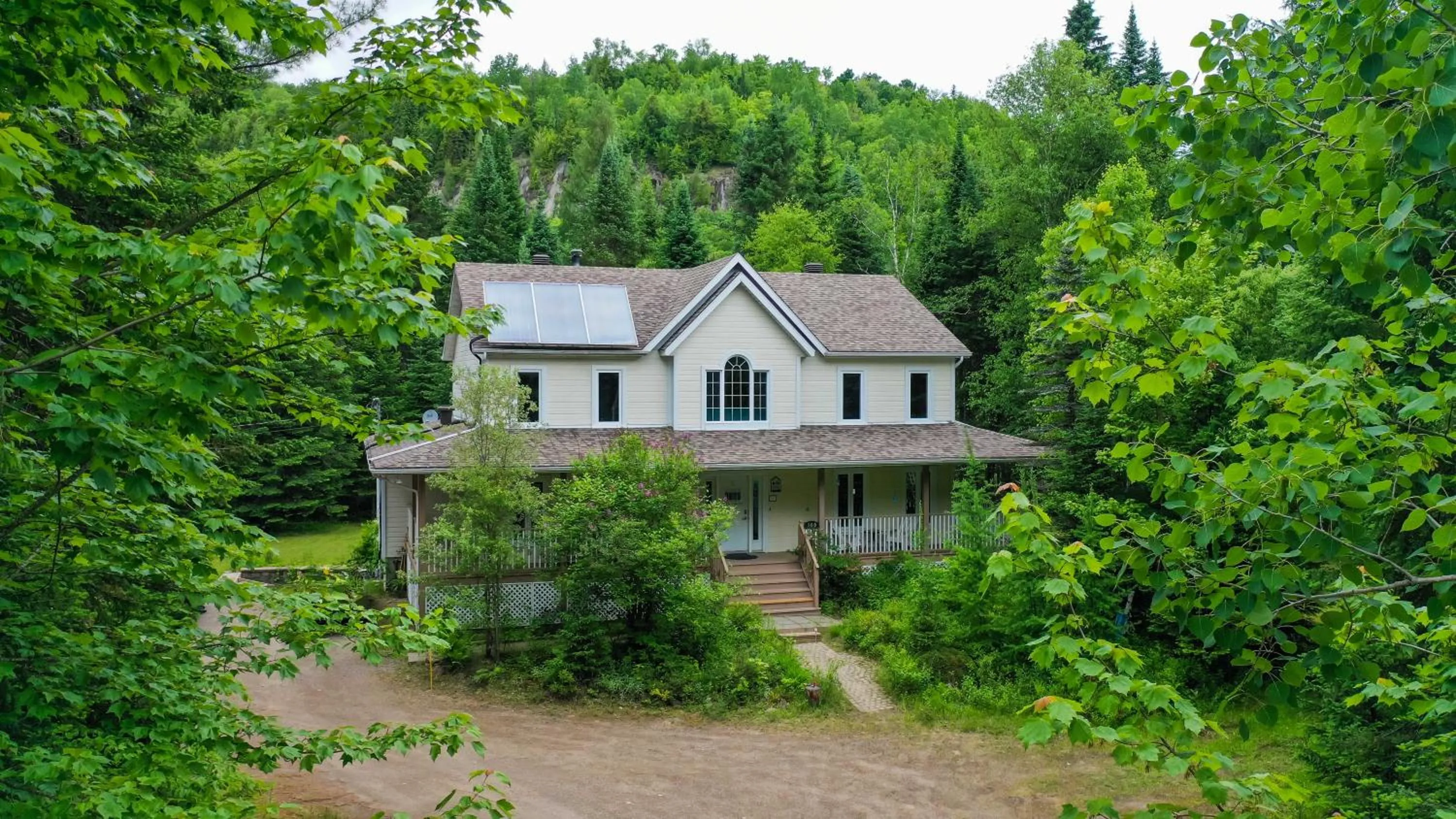 Property building in Gîte Crystal Inn