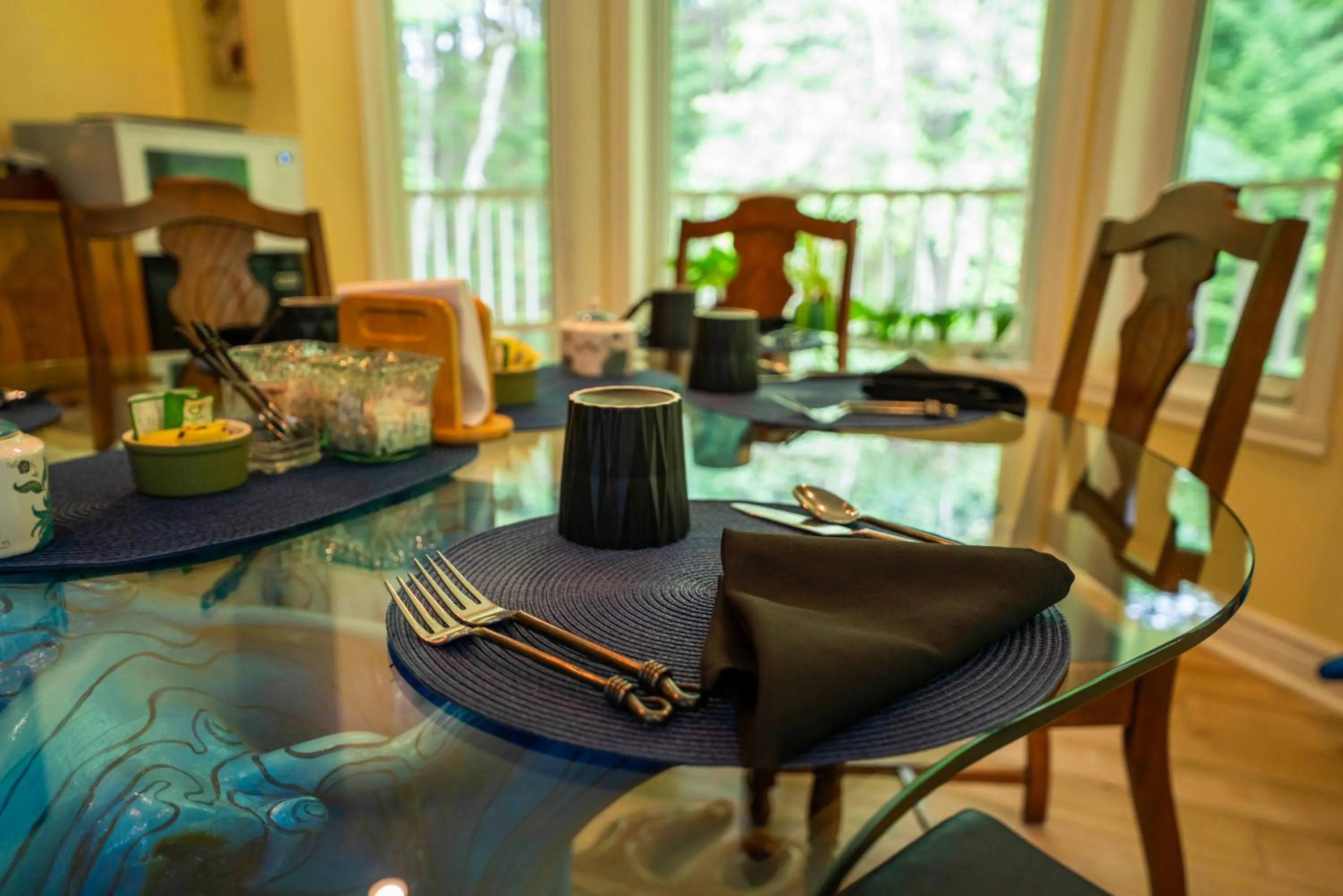 Dining area in Gîte Crystal Inn