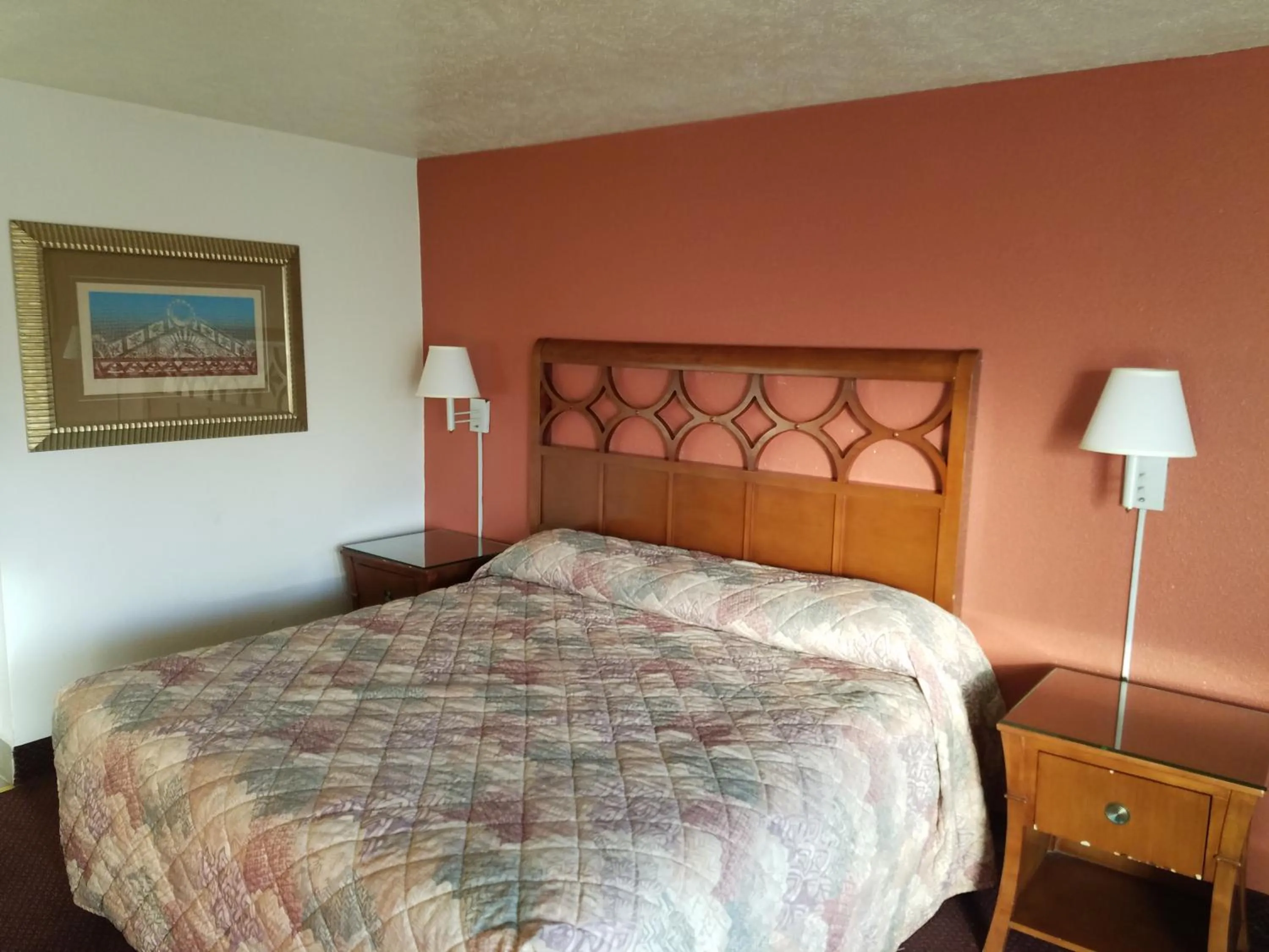 Bed in Masters Inn I-26
