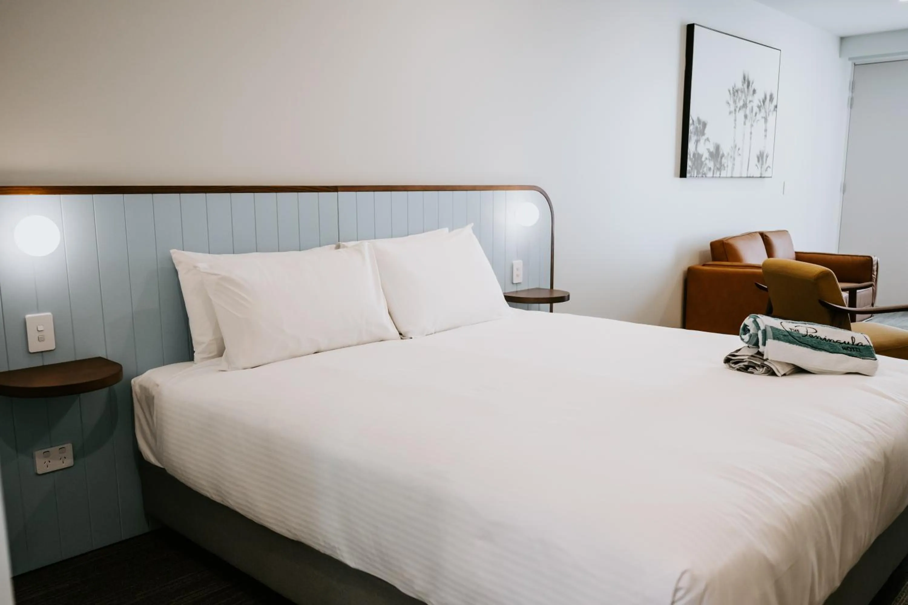 Bed in Peninsula Hotel Motel