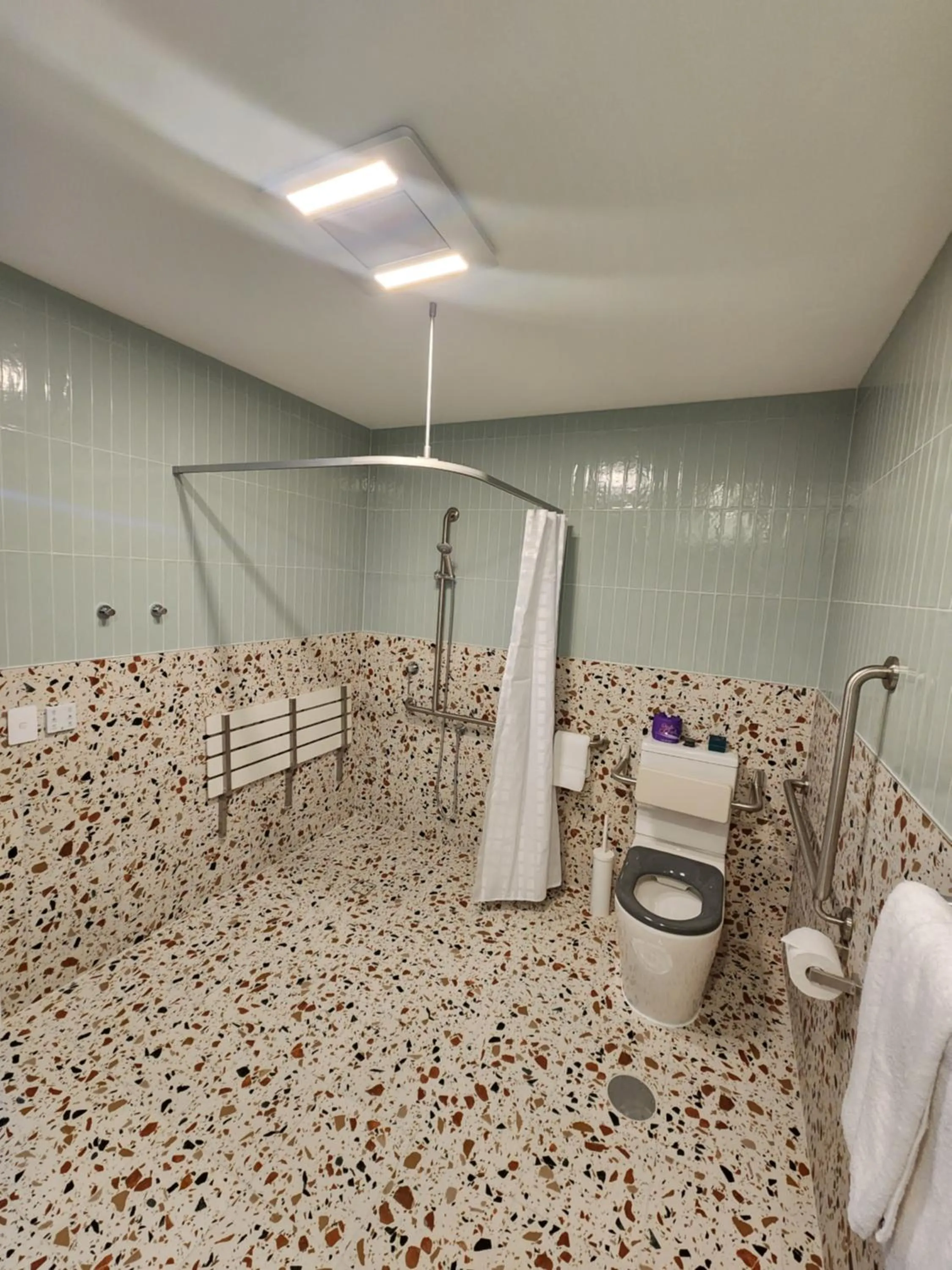 Shower in Peninsula Hotel Motel