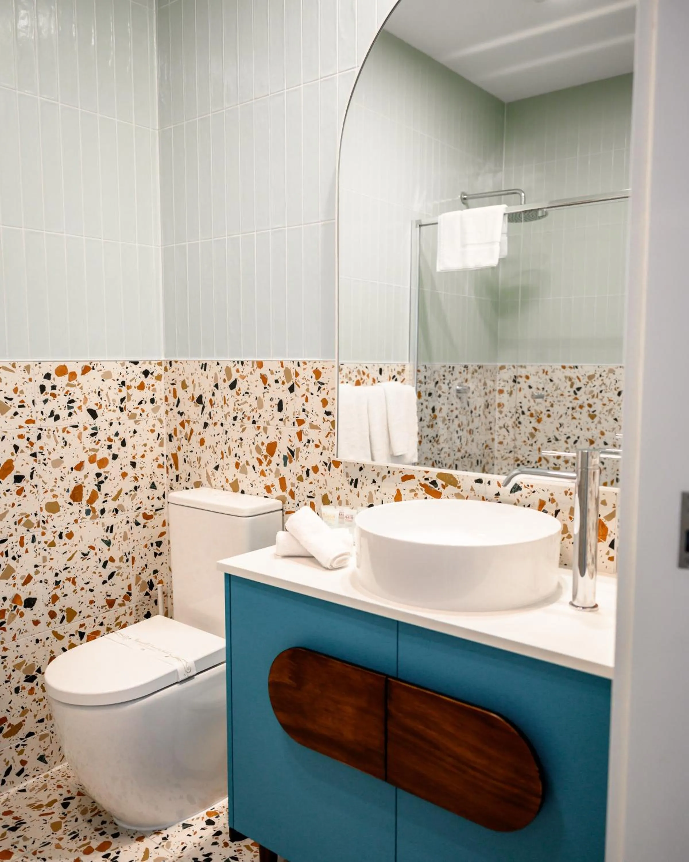 Toilet in Peninsula Hotel Motel