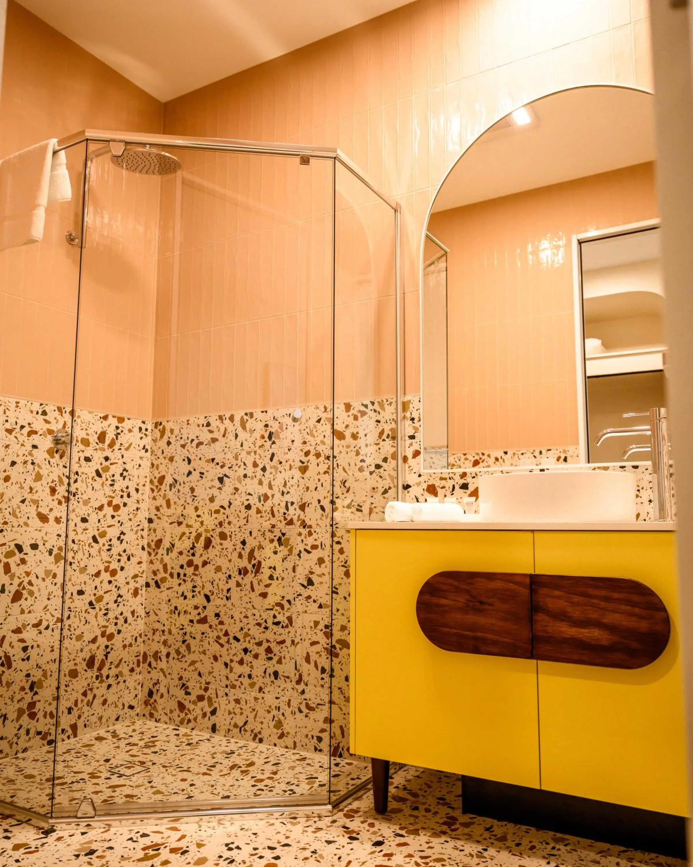 Shower in Peninsula Hotel Motel