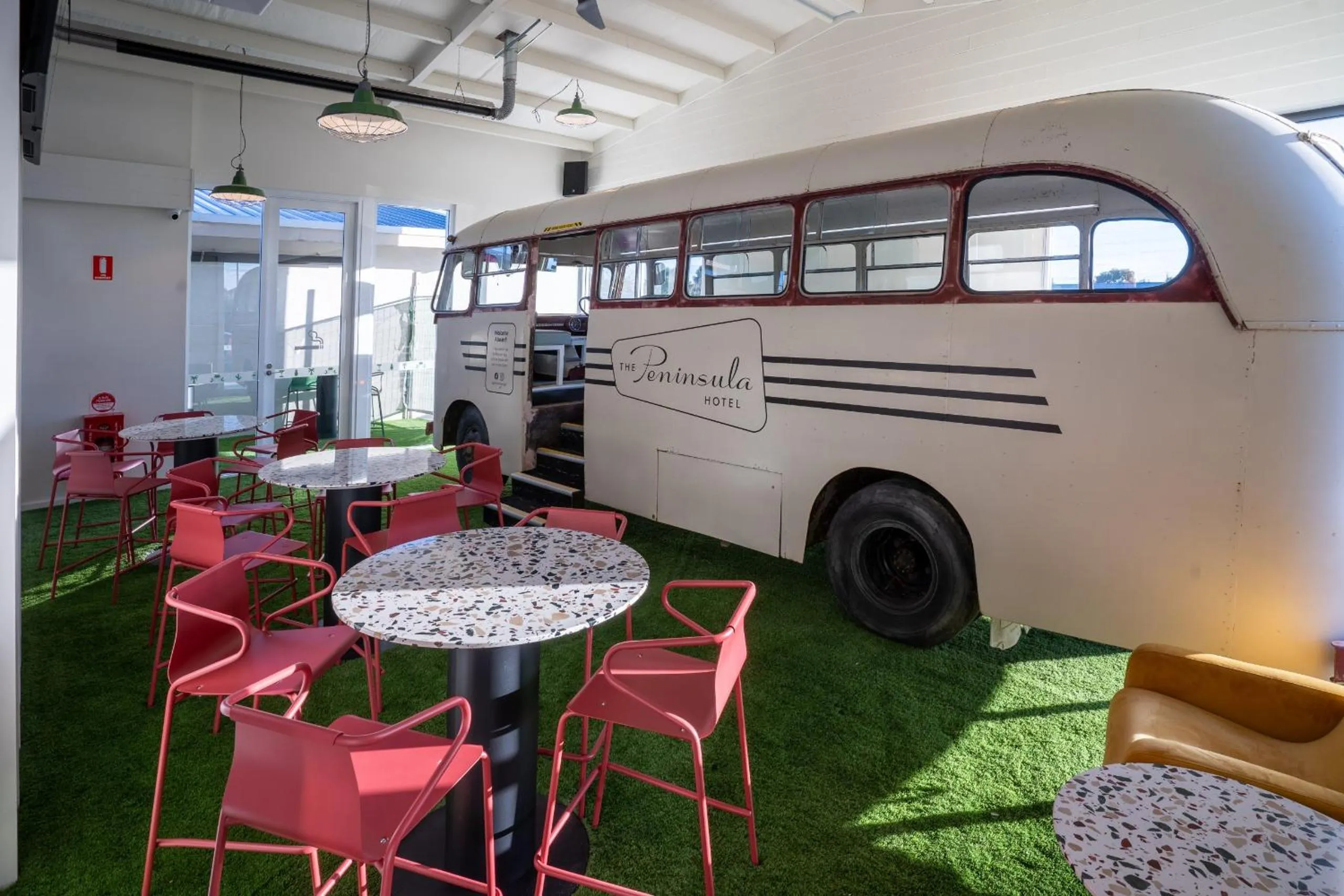 Restaurant/places to eat in Peninsula Hotel Motel