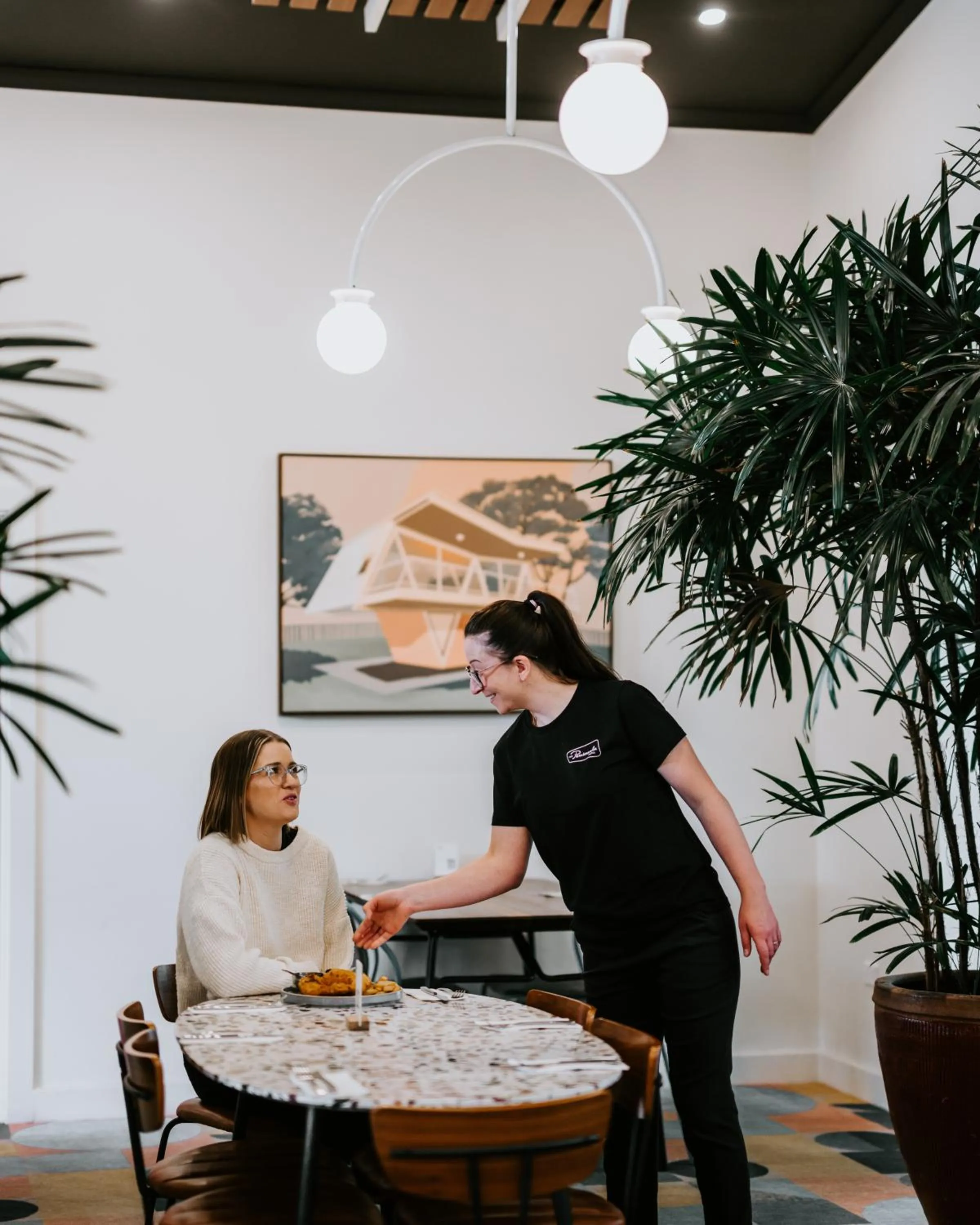 Restaurant/places to eat in Peninsula Hotel Motel