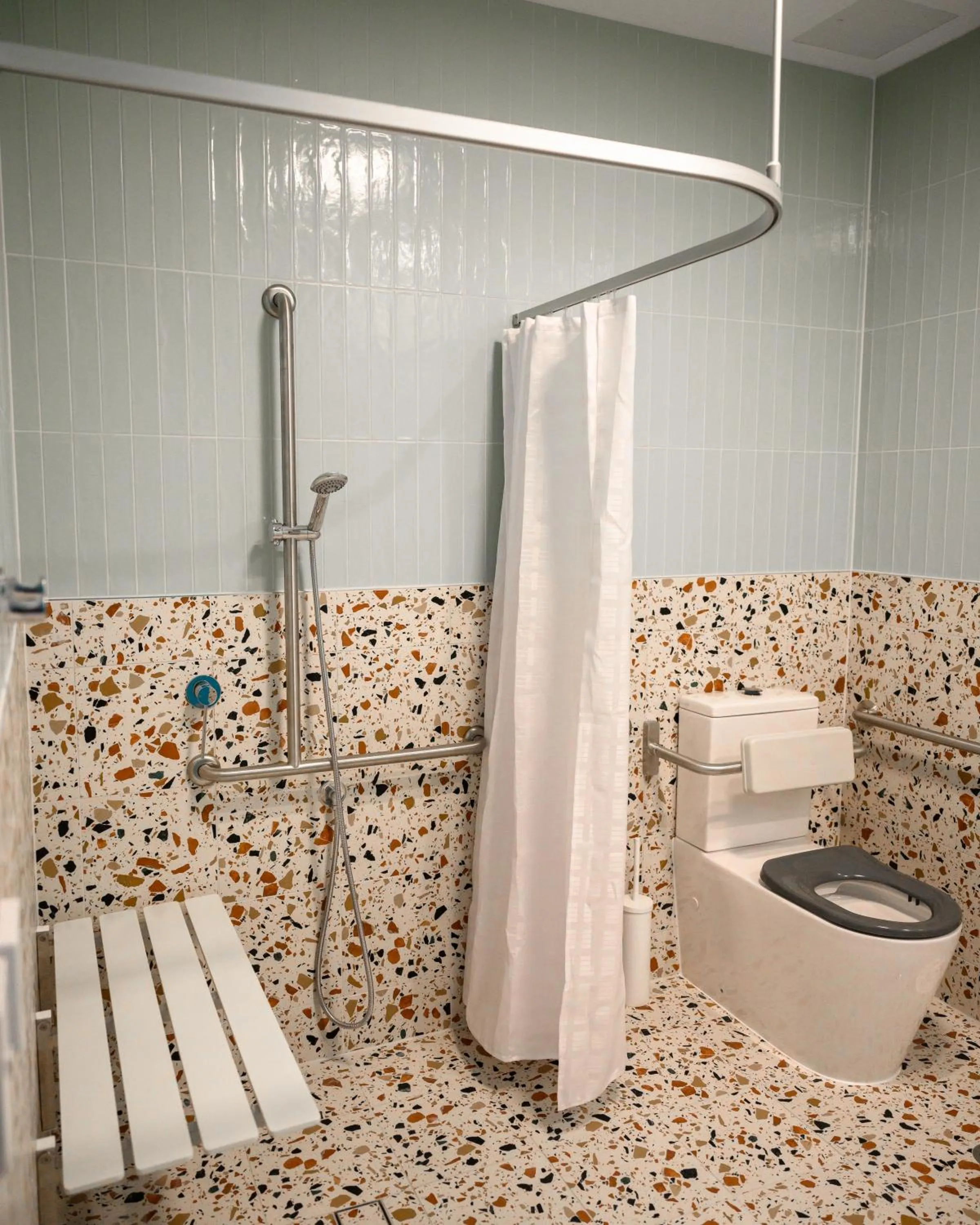 Shower in Peninsula Hotel Motel