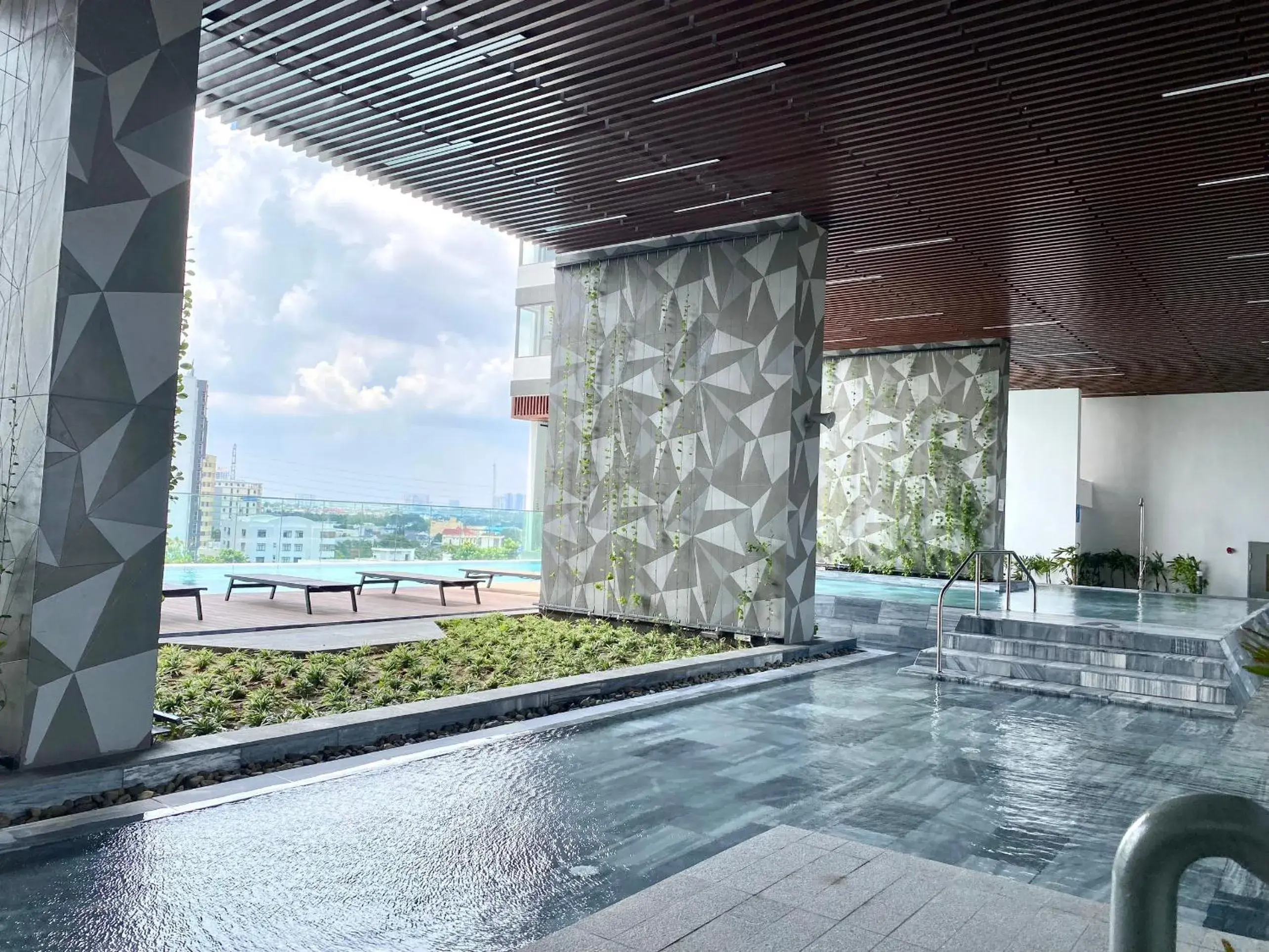 Swimming pool in The Emerald Golf View Swimming pool in The Emerald Golf View