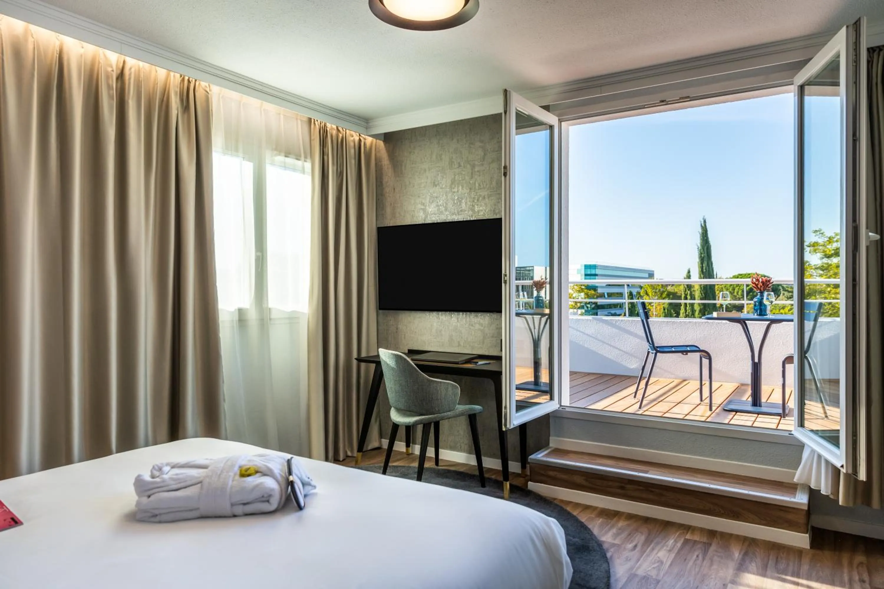 View (from property/room), Bed in Mercure Toulouse Aeroport Blagnac