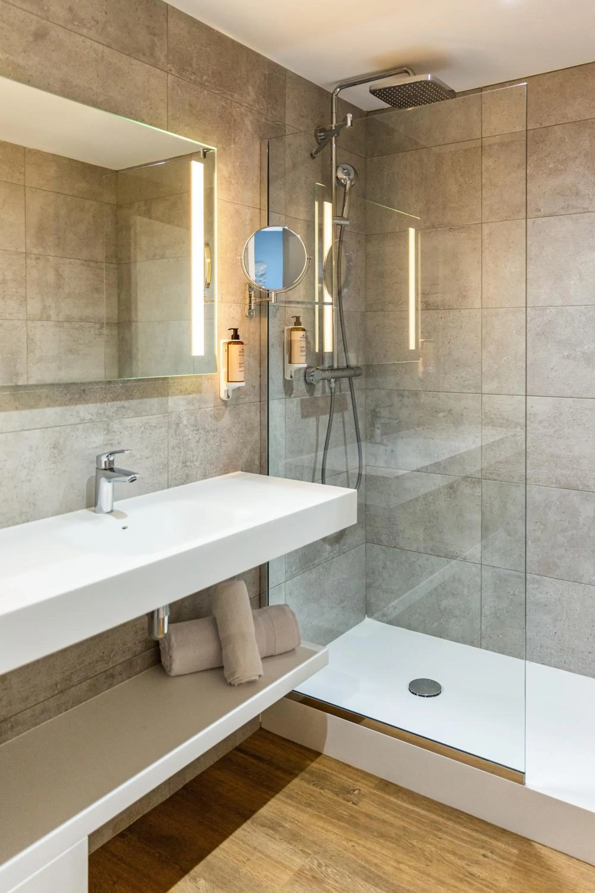 Shower in Mercure Toulouse Aeroport Blagnac