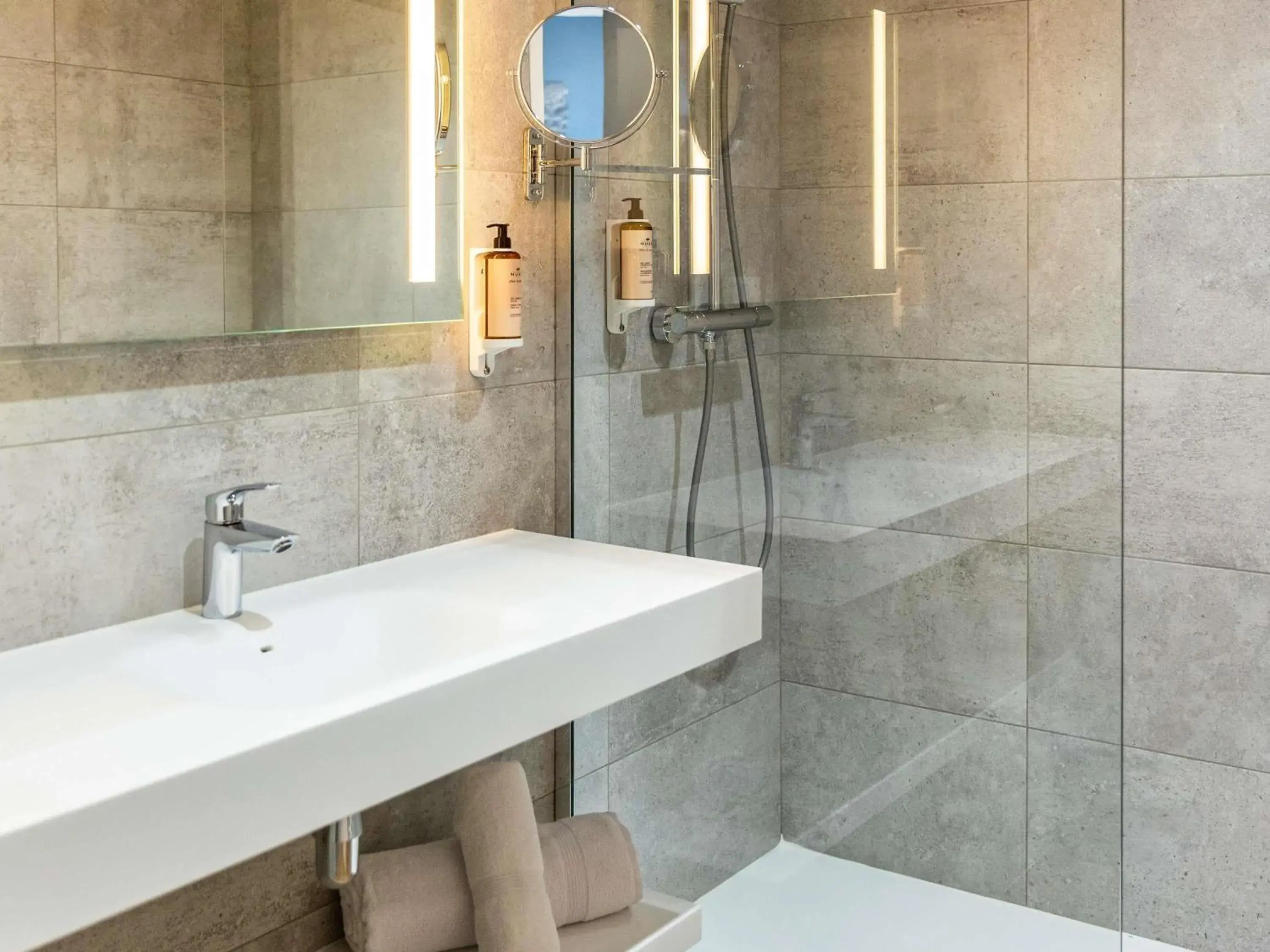 Bedroom in Mercure Toulouse Aeroport Blagnac Bedroom in Mercure Toulouse Aeroport Blagnac