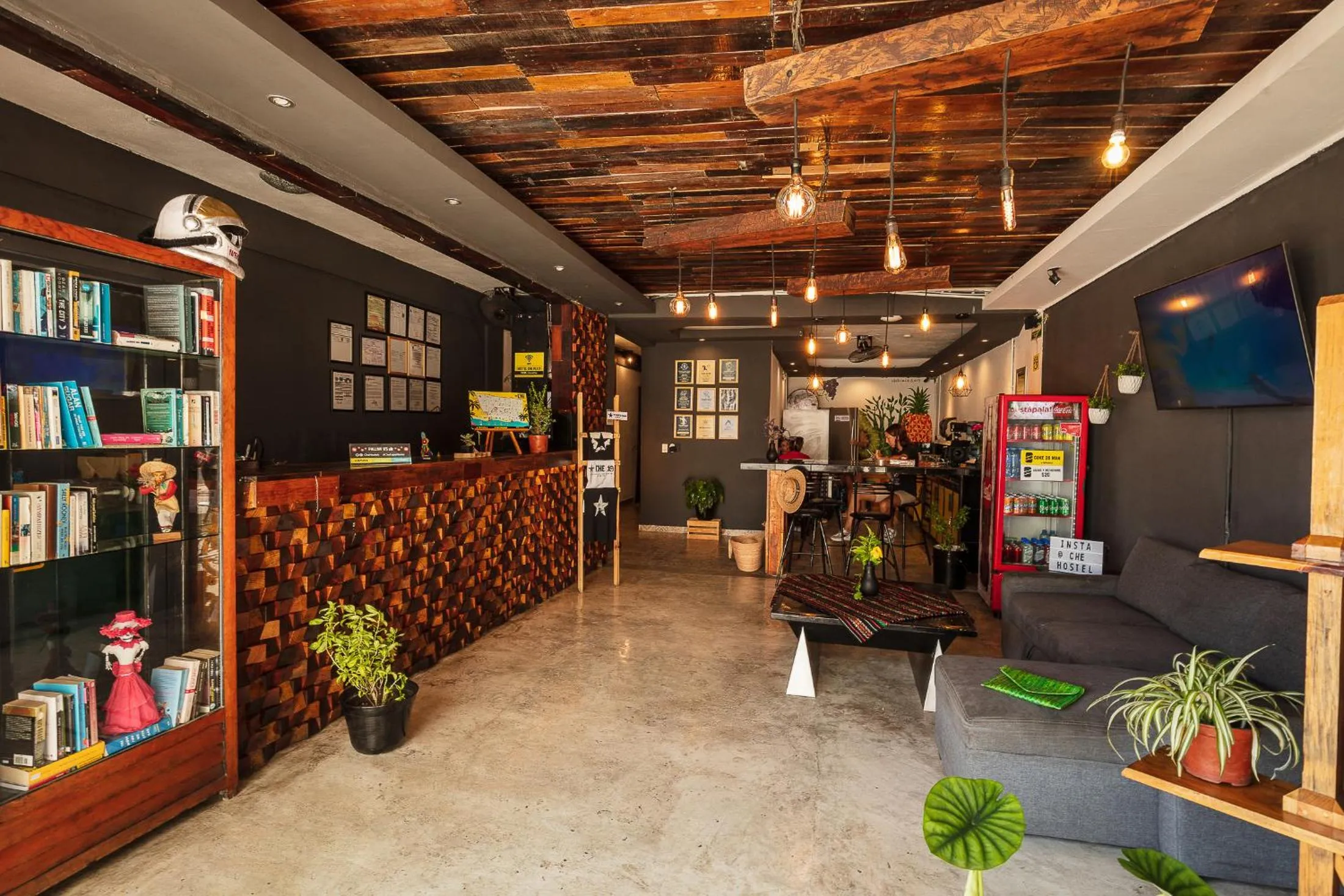 Communal lounge/ TV room in Che Playa Hostel & Bar Adults Only