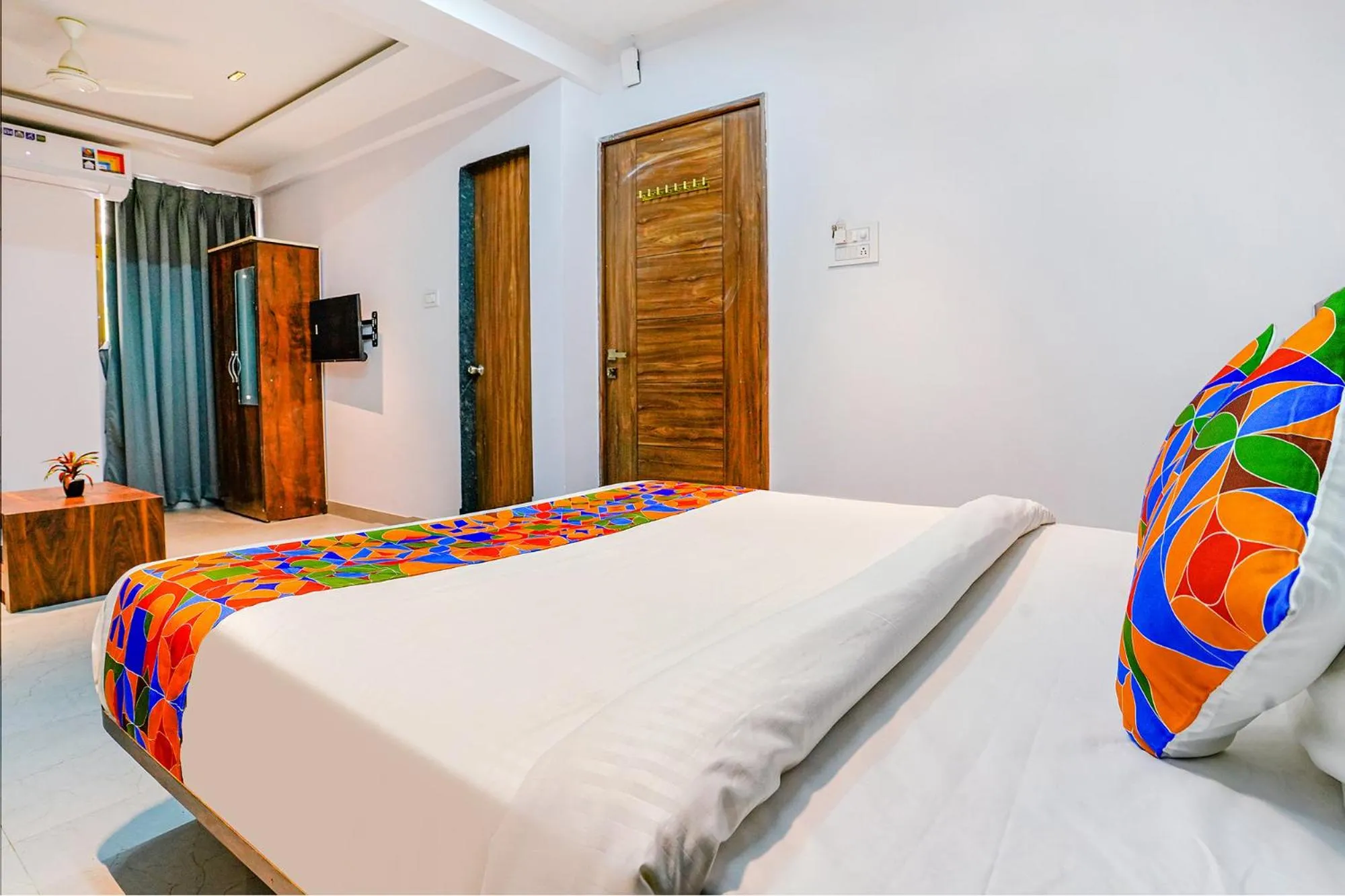 Photo of the whole room, Bed in FabHotel Crystal Inn - Nr Suvarndeep Chowk