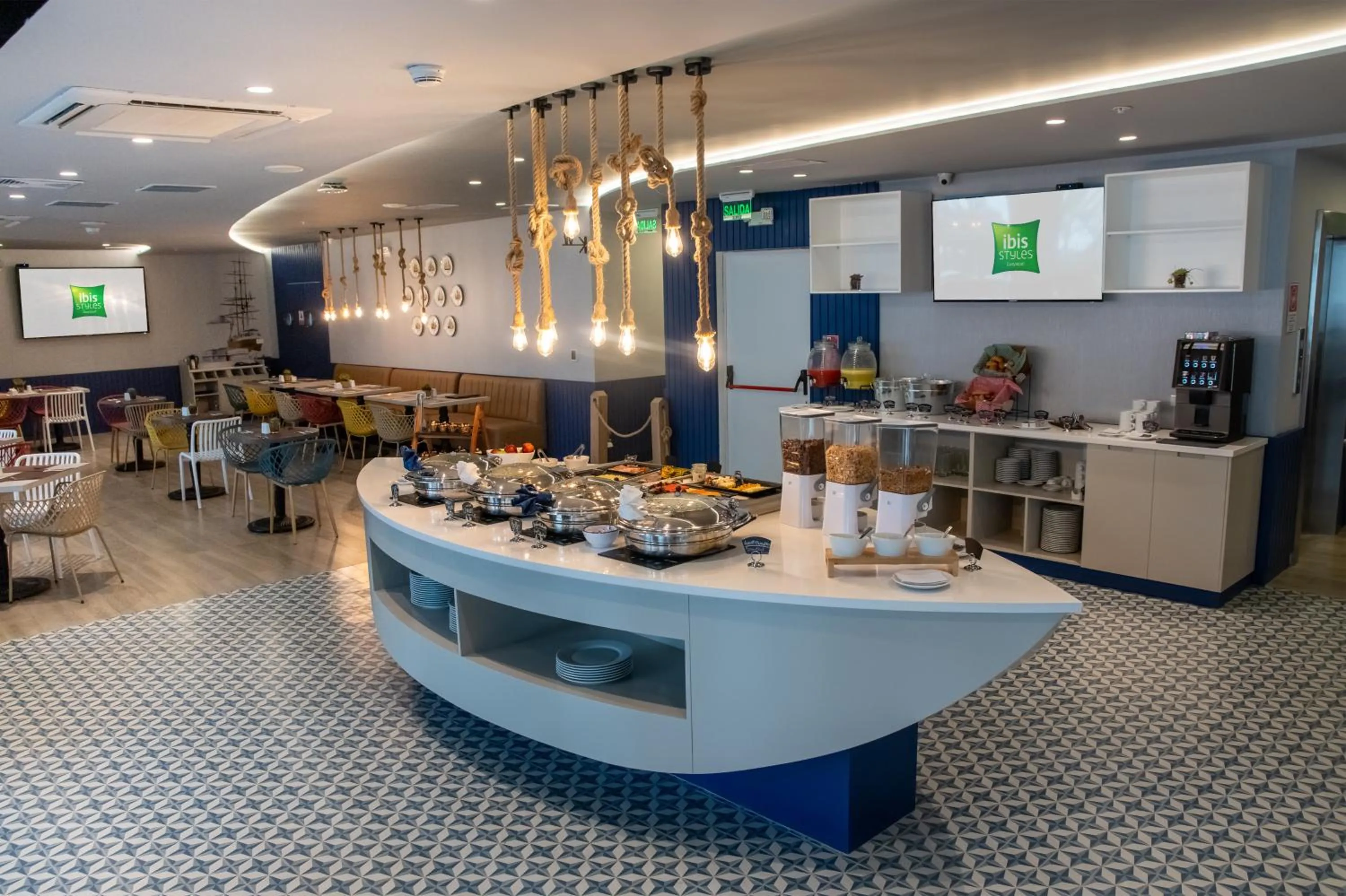Restaurant/places to eat in Ibis Styles El Malecon Guayaquil