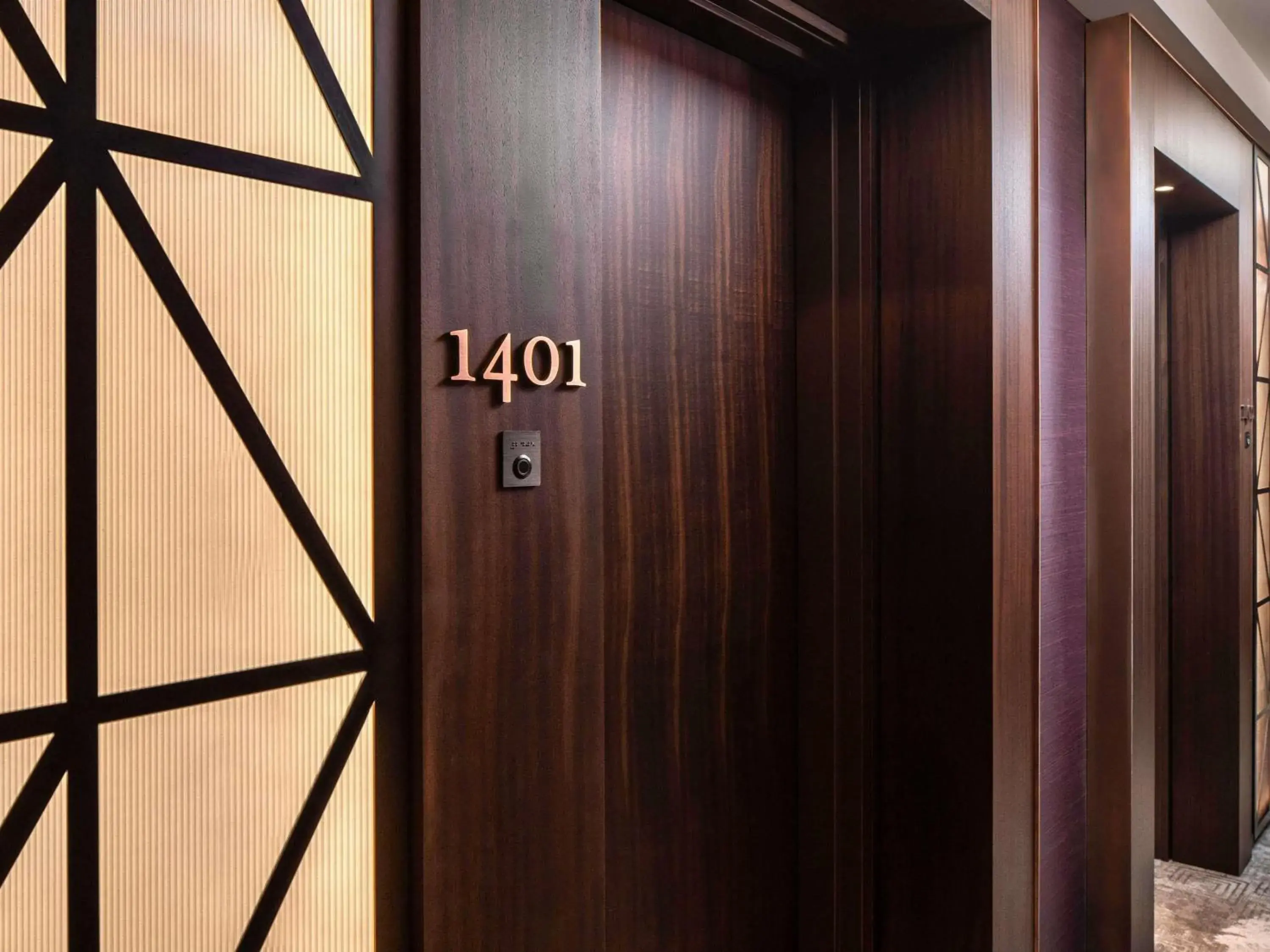 Deluxe King Room with Rain Shower in Raffles Boston Deluxe King Room with Rain Shower in Raffles Boston