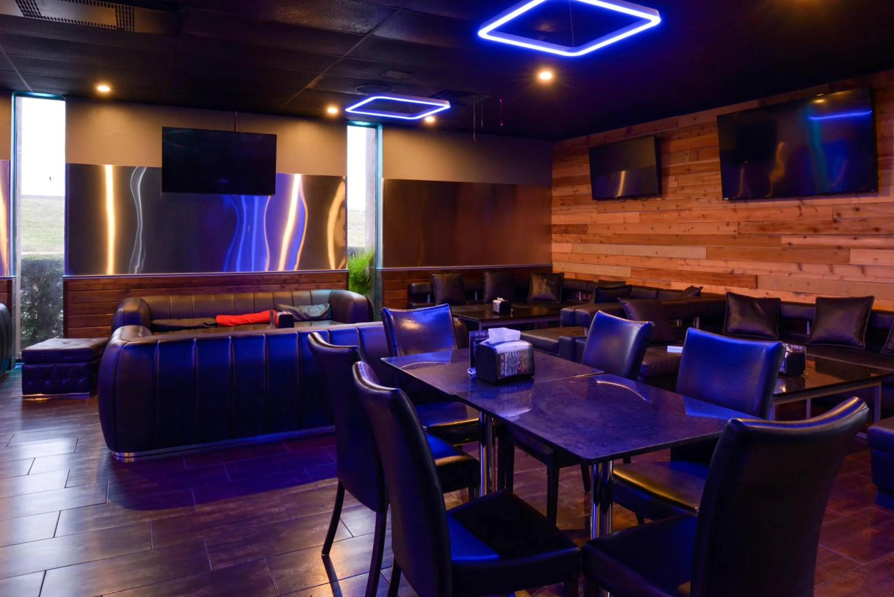 Restaurant/places to eat in Airport Inn