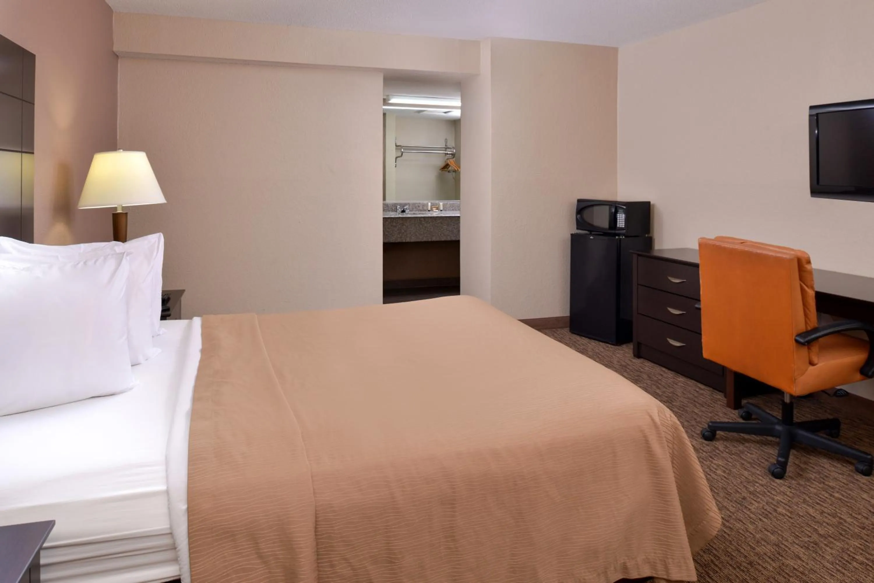 Photo of the whole room, Bed in Airport Inn