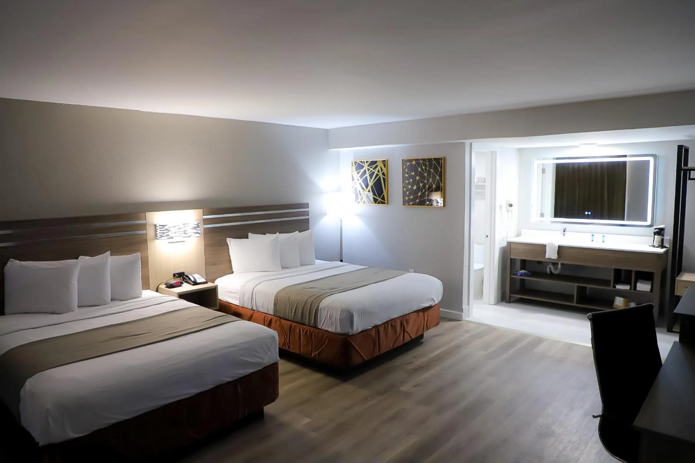 Photo of the whole room, Bed in Airport Inn