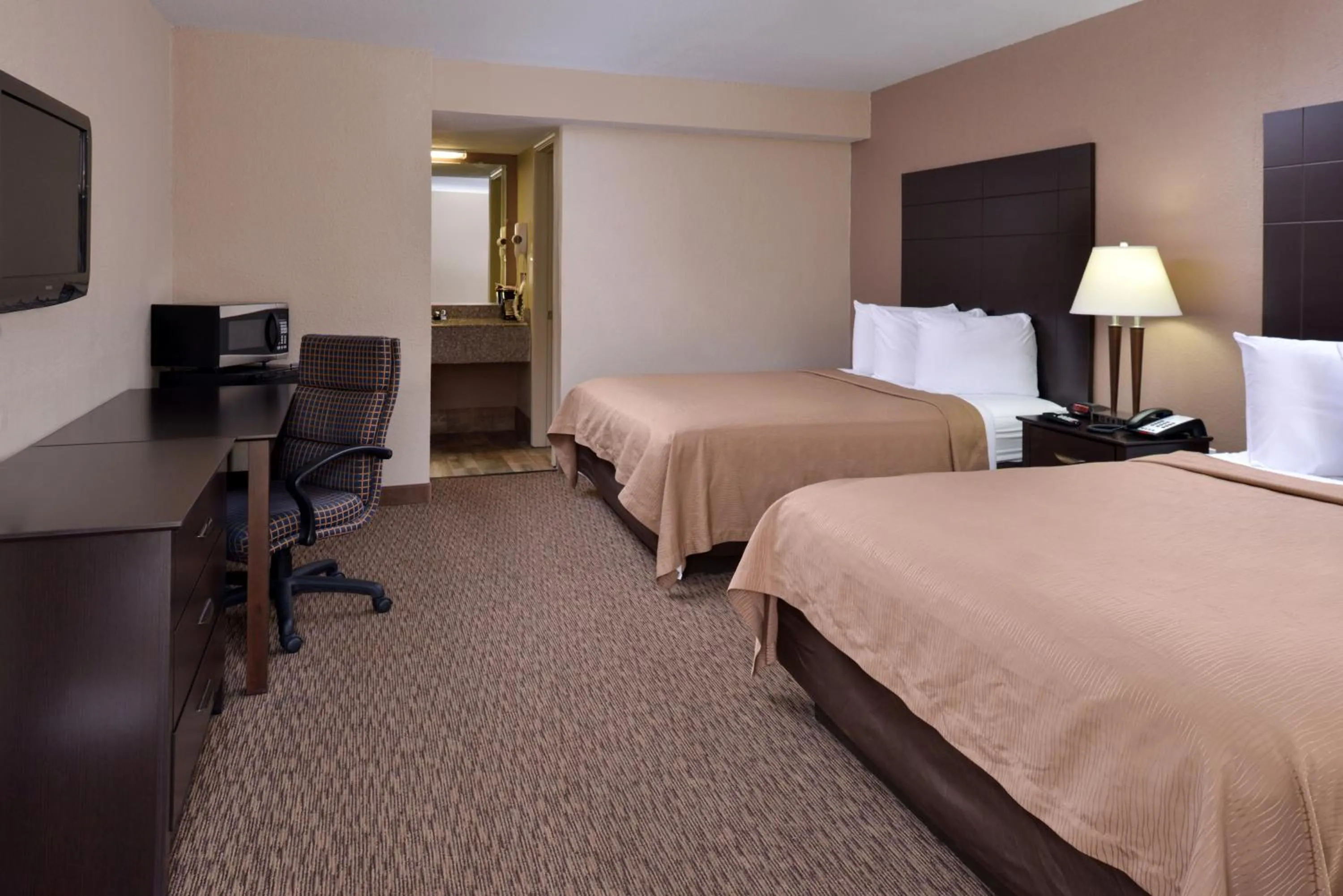 Communal lounge/ TV room, Bed in Airport Inn