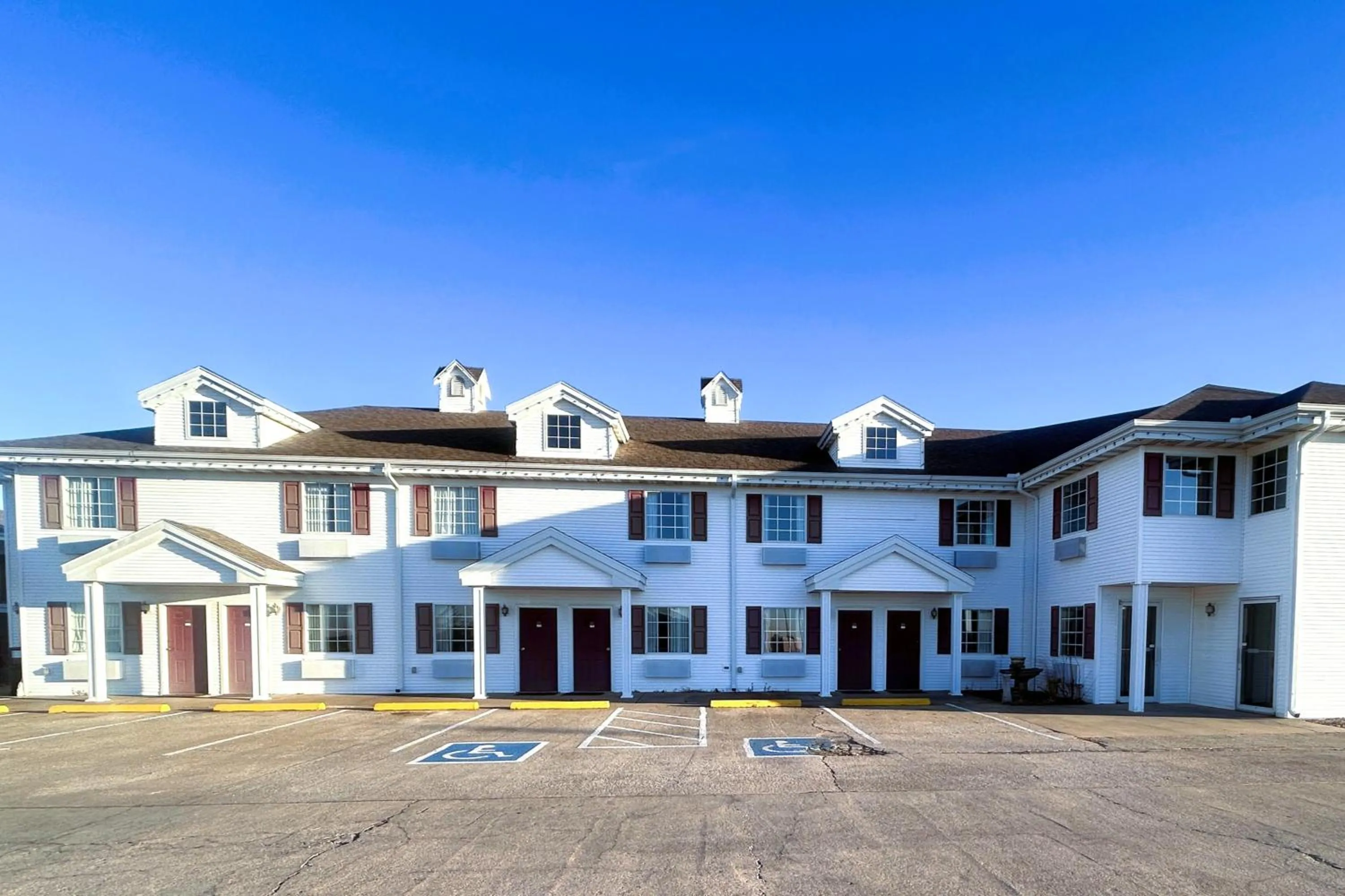 Property building in Osage Village Inn Near Lake Ozarks US 54