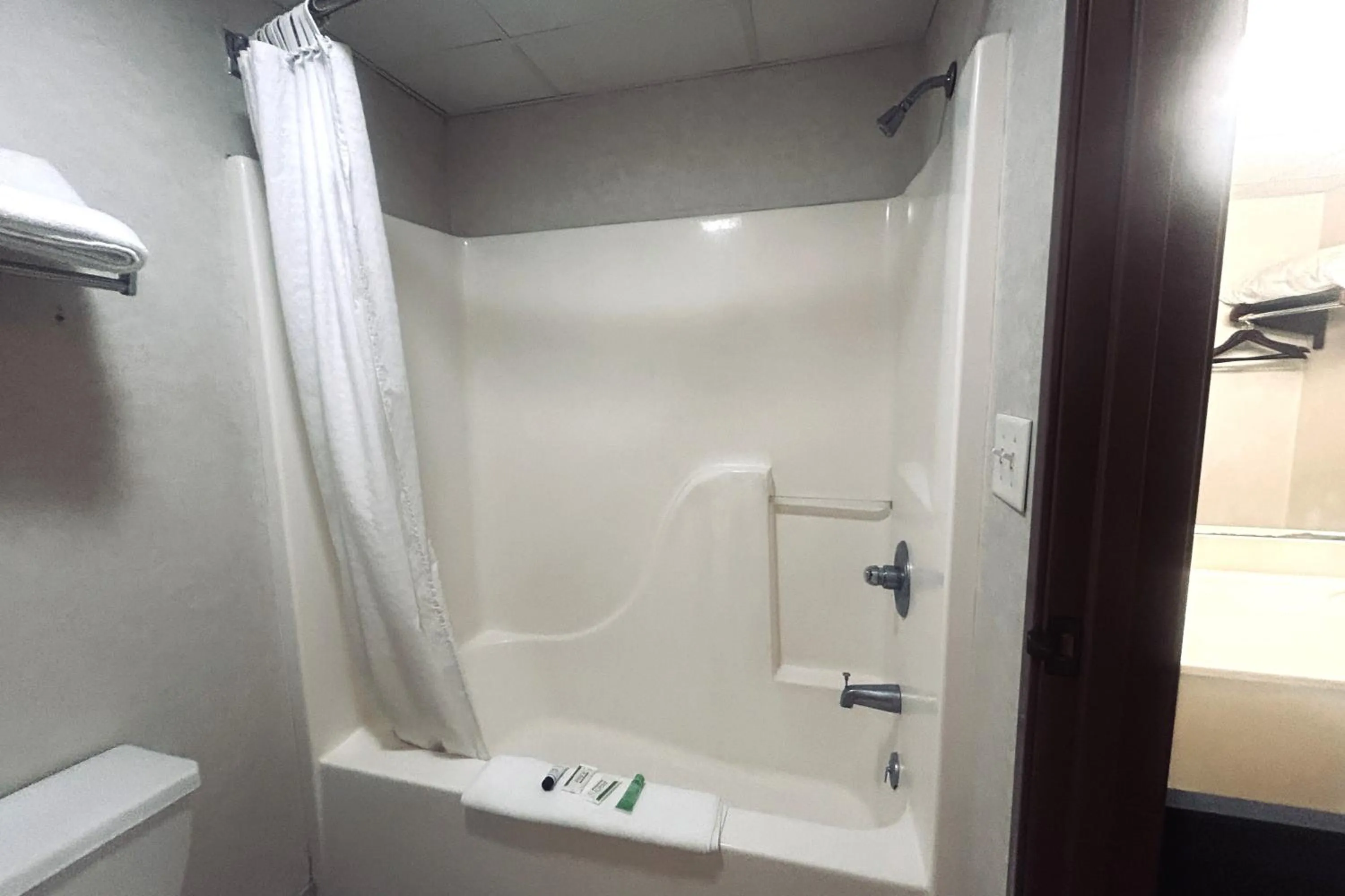 Bathroom in Osage Village Inn Near Lake Ozarks US 54