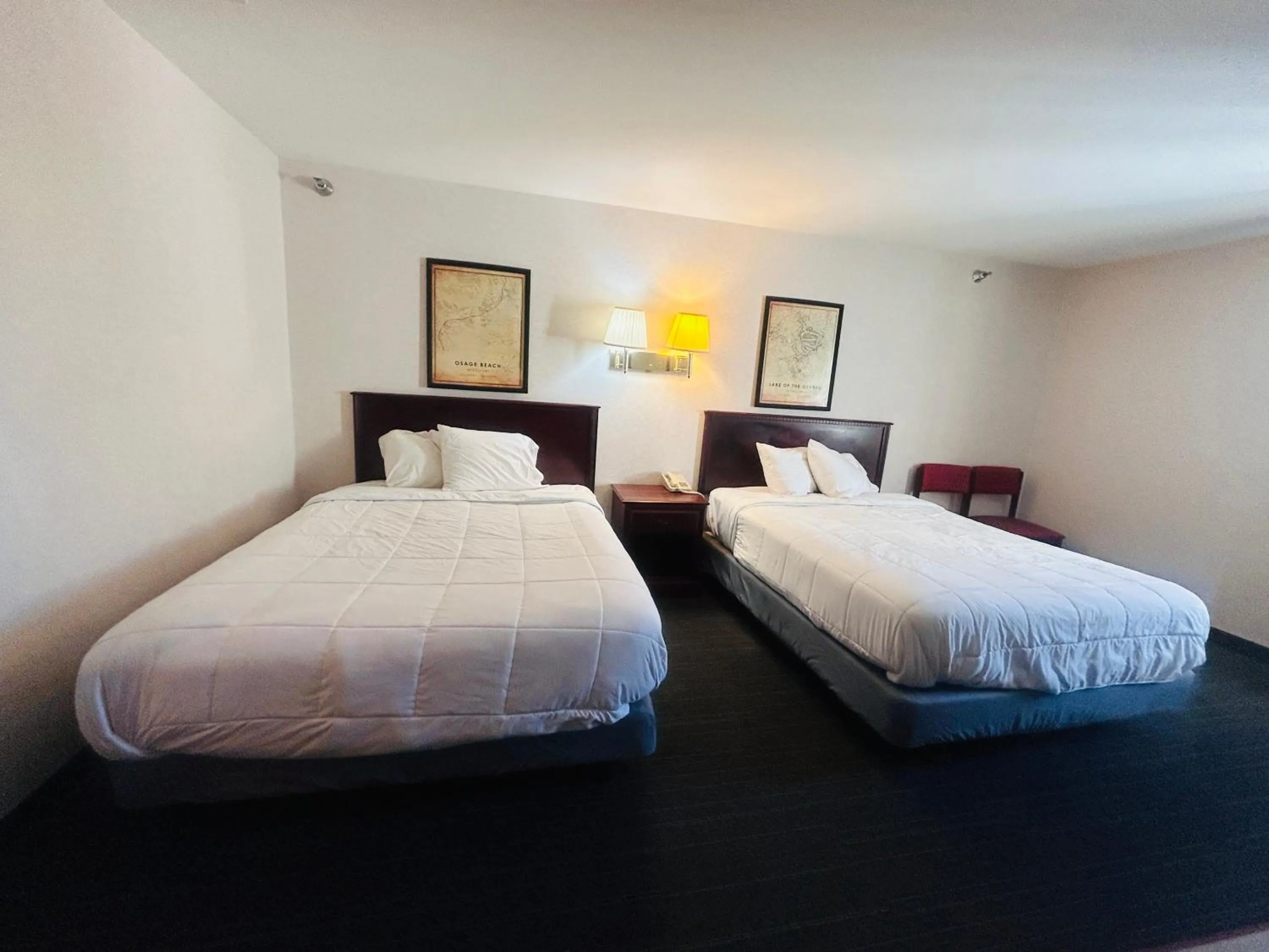 Bedroom in Osage Village Inn Near Lake Ozarks US 54