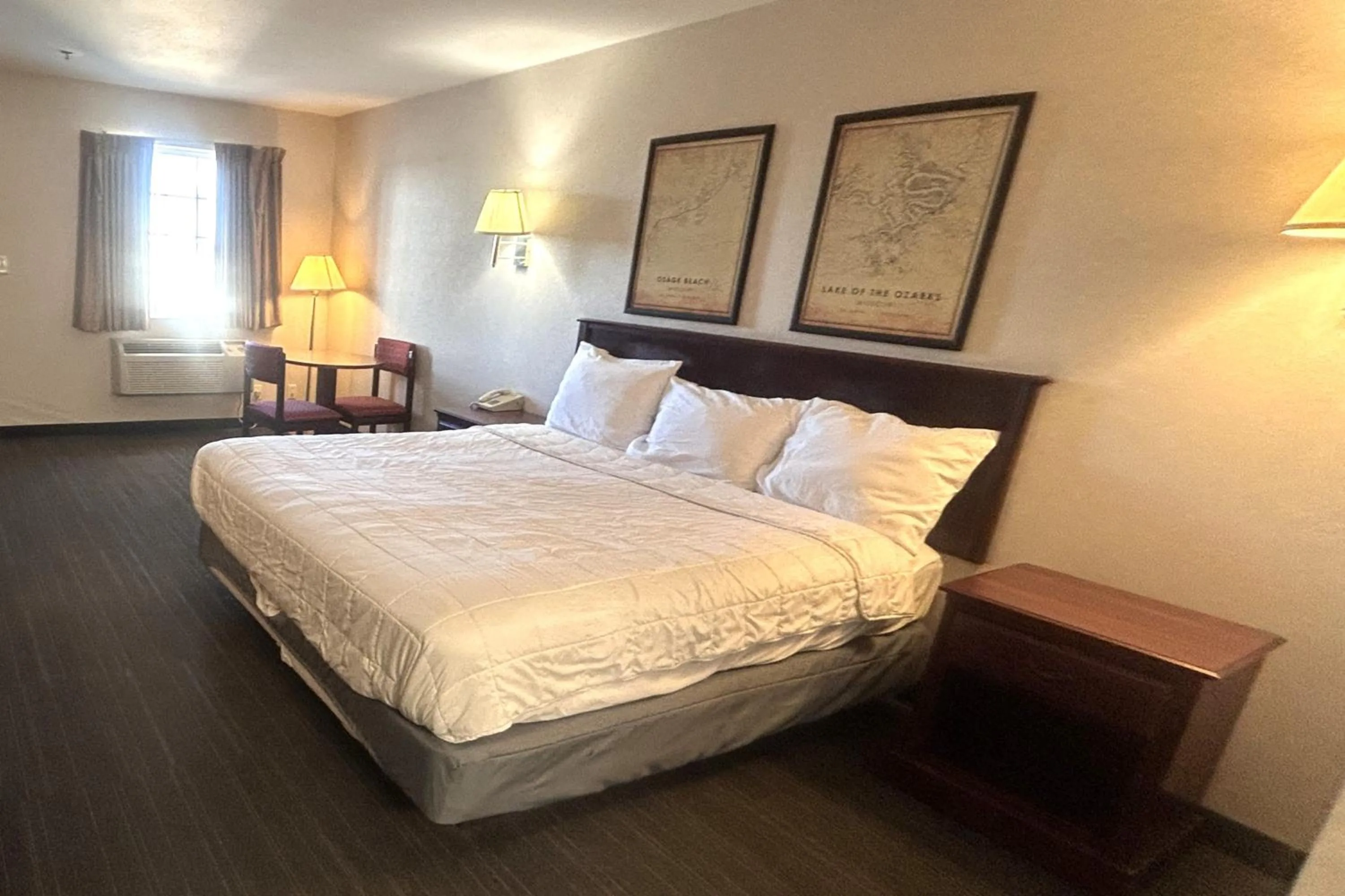 Bedroom, Bed in Osage Village Inn Near Lake Ozarks US 54