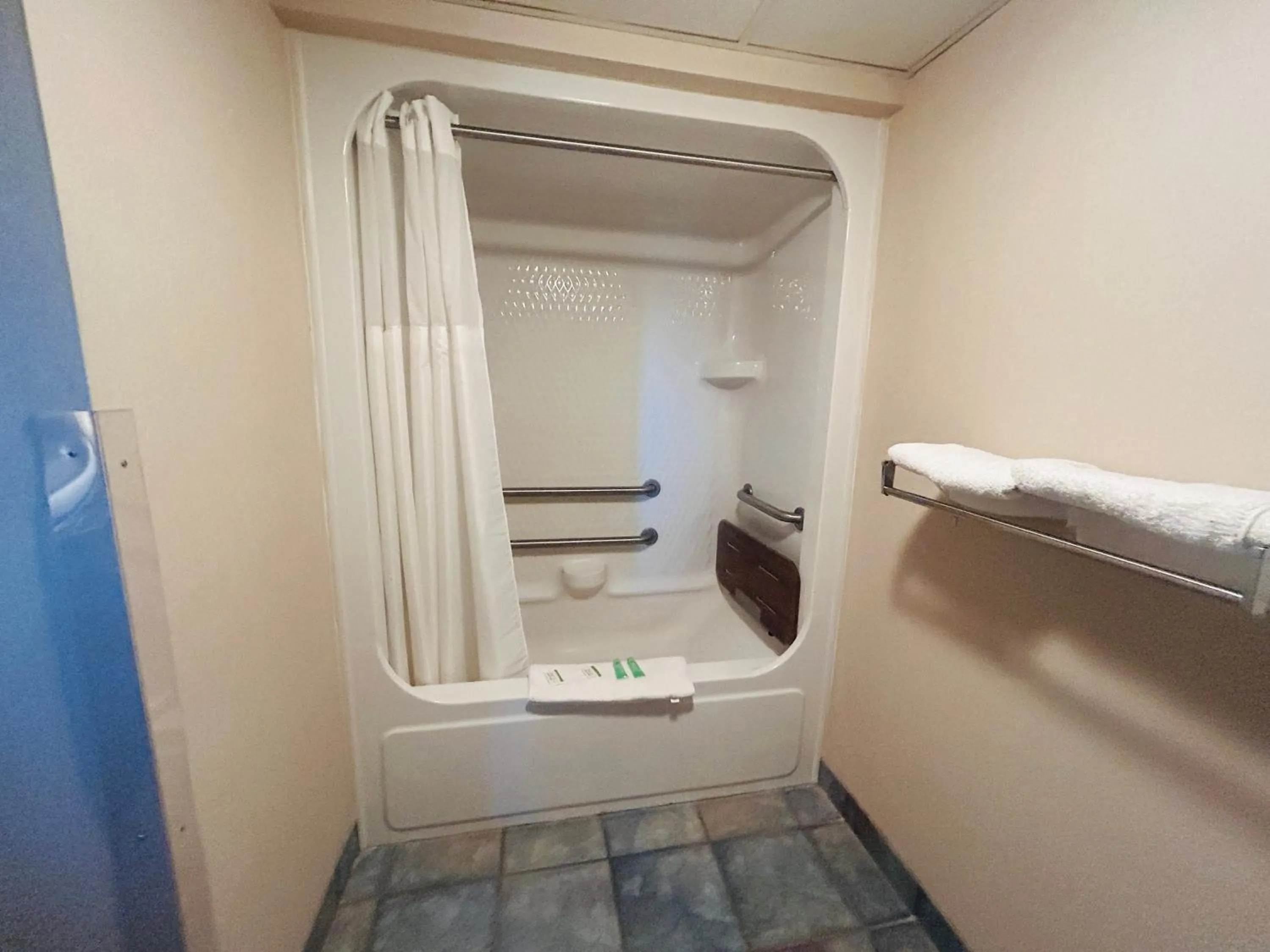 Bathroom in Osage Village Inn Near Lake Ozarks US 54