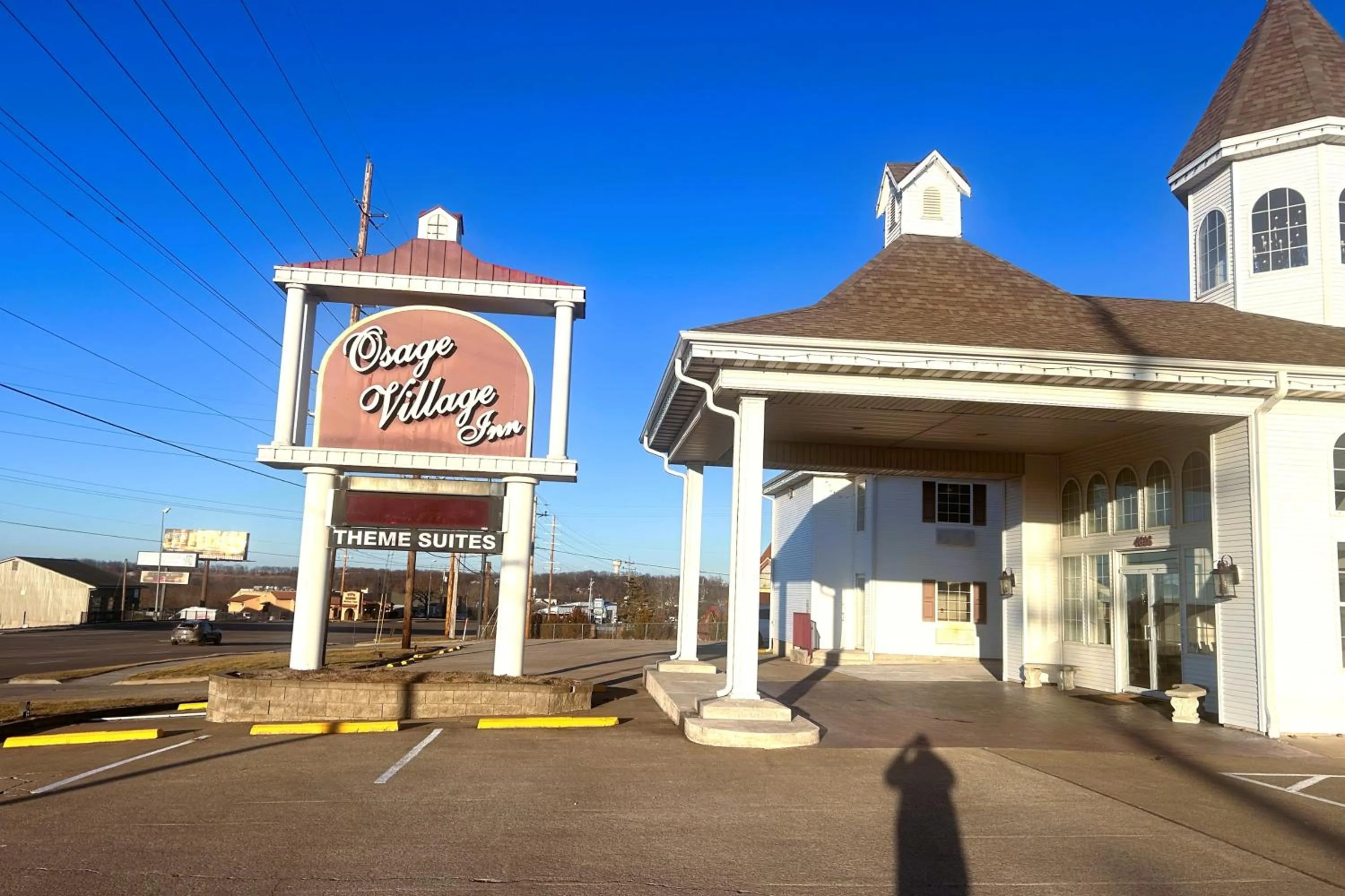 Parking in Osage Village Inn Near Lake Ozarks US 54