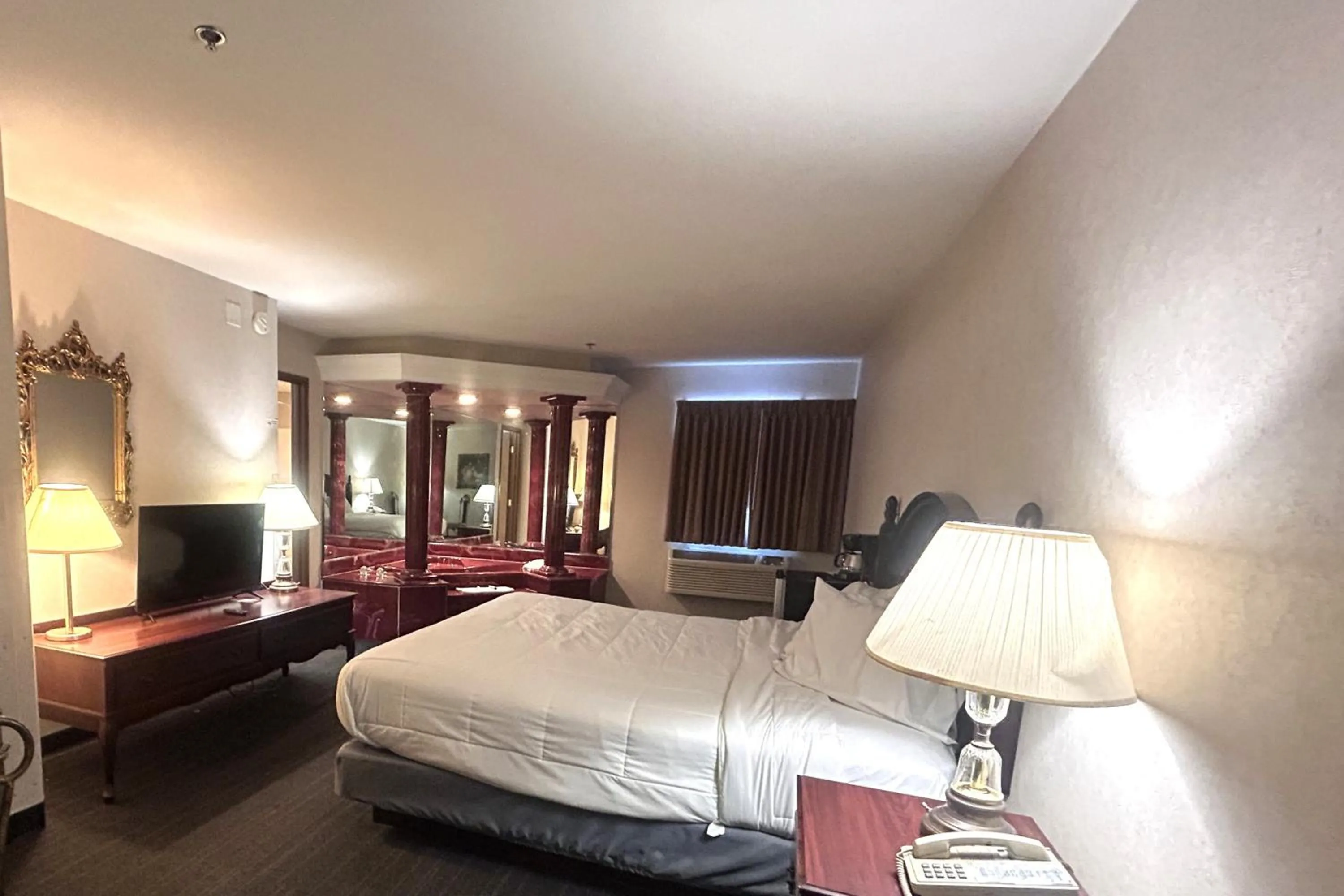 Bedroom, Bed in Osage Village Inn Near Lake Ozarks US 54