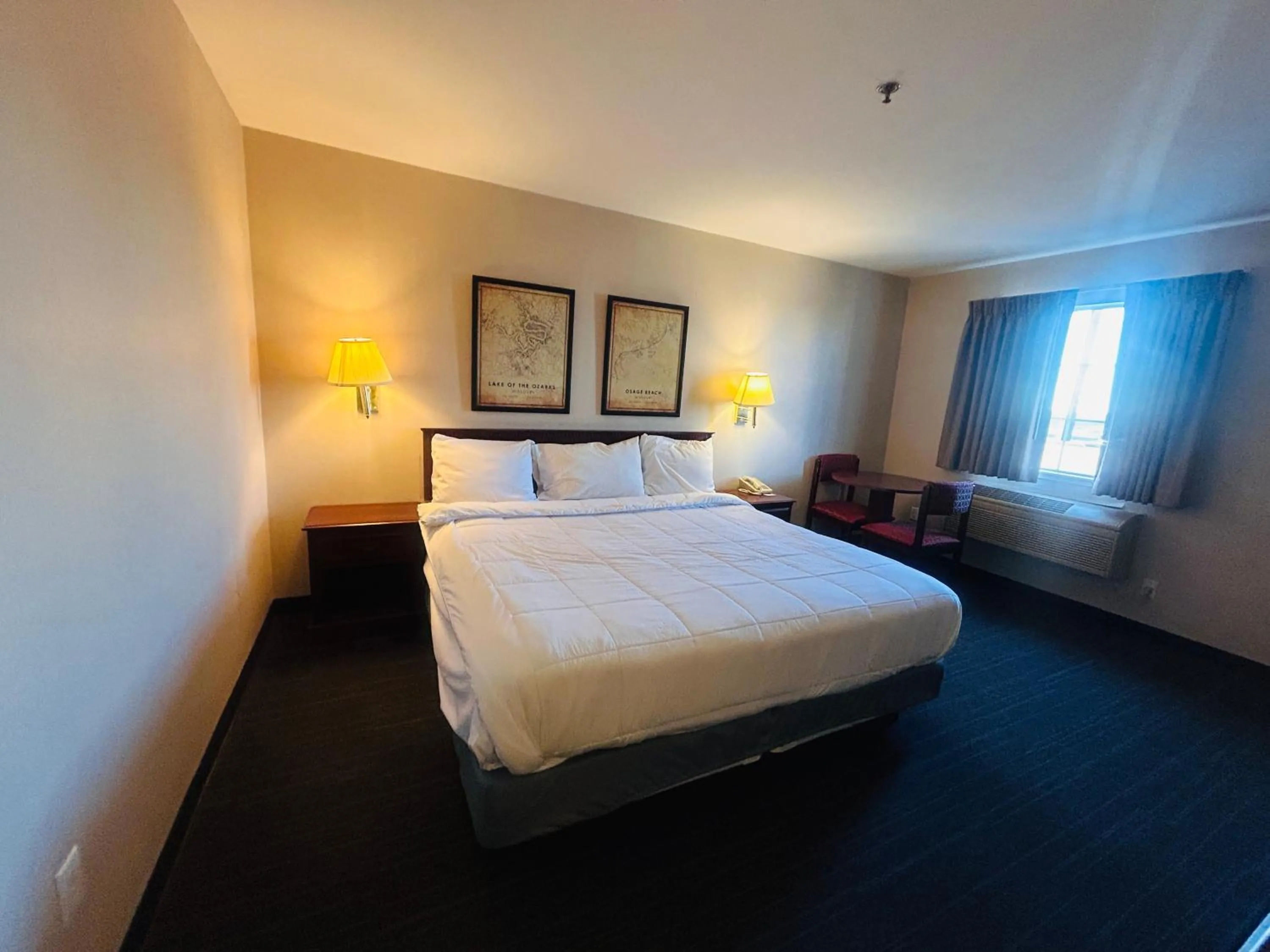 Bedroom in Osage Village Inn Near Lake Ozarks US 54