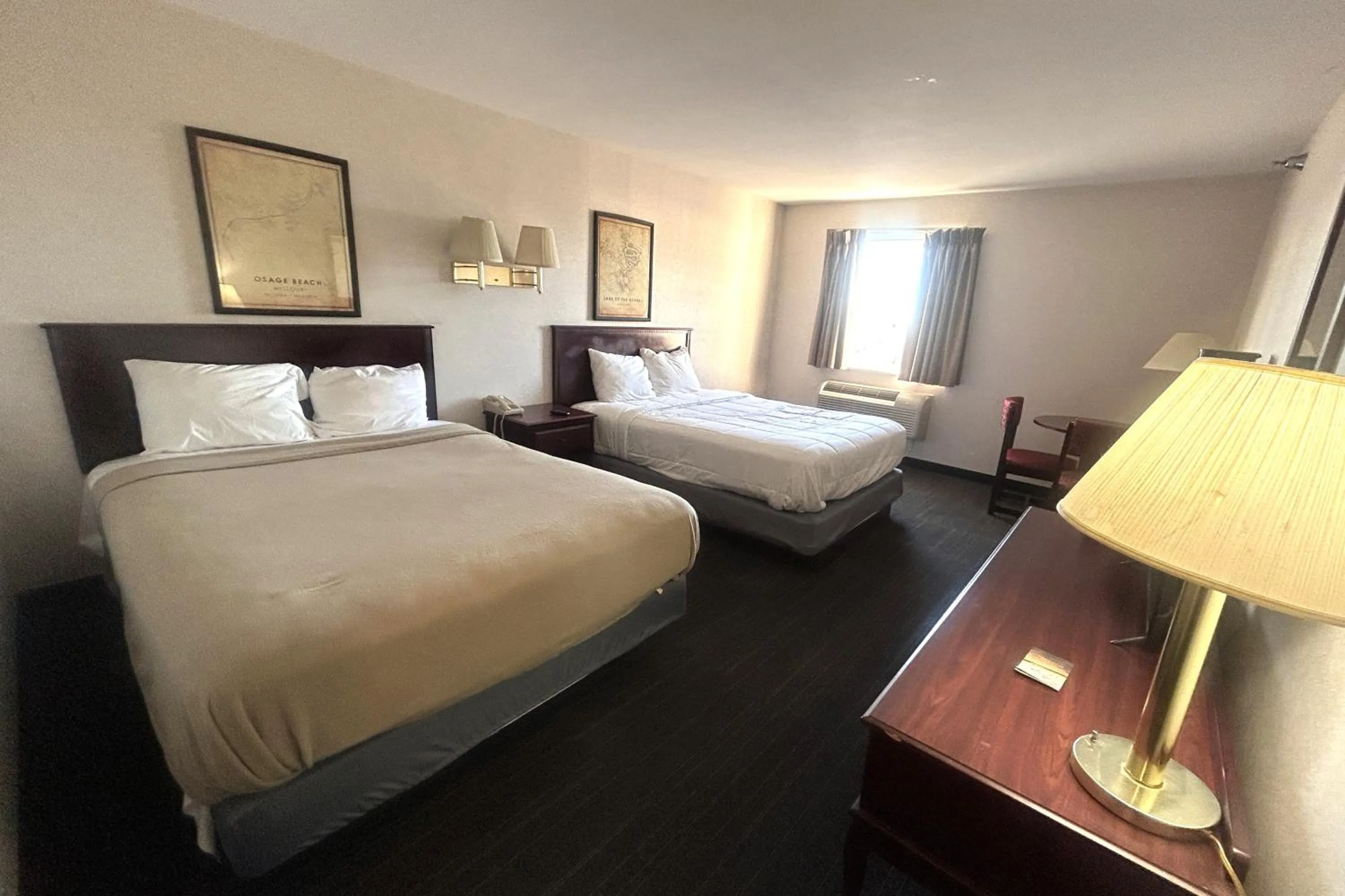 Bedroom, Bed in Osage Village Inn Near Lake Ozarks US 54