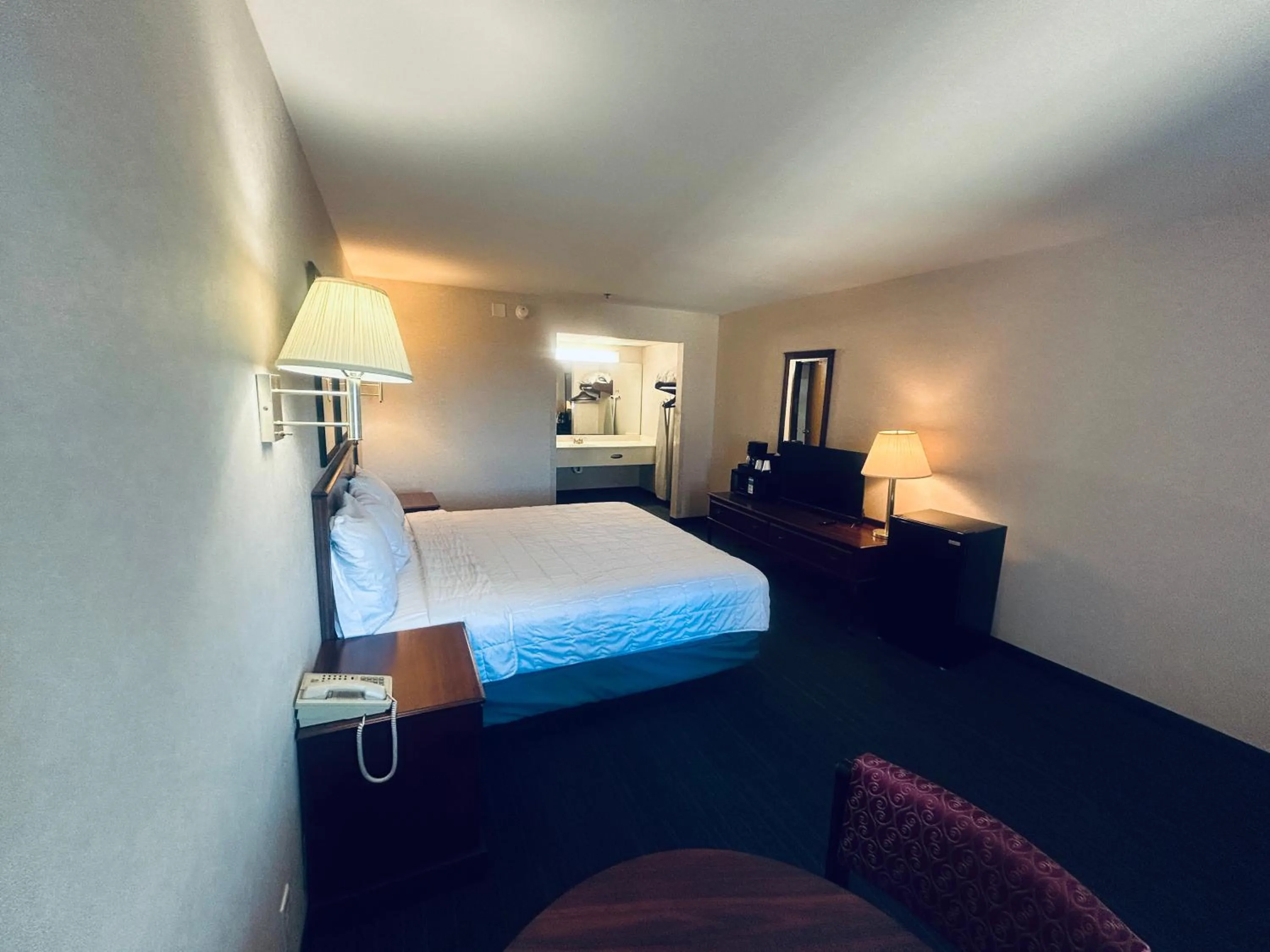 Bedroom in Osage Village Inn Near Lake Ozarks US 54