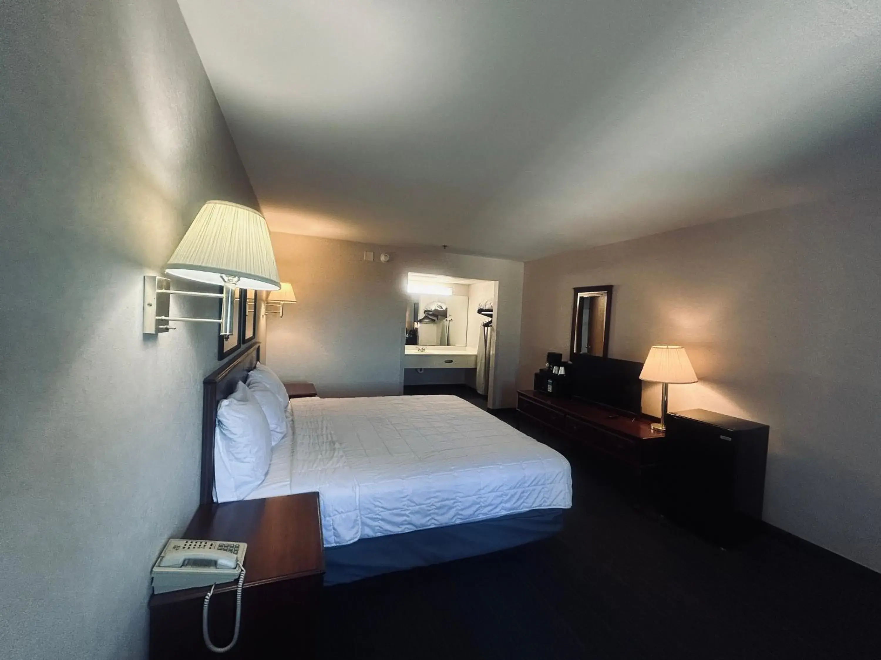 King Bed Non-Smoking in Osage Village Inn Near Lake Ozarks US 54 King Bed Non-Smoking in Osage Village Inn Near Lake Ozarks US 54