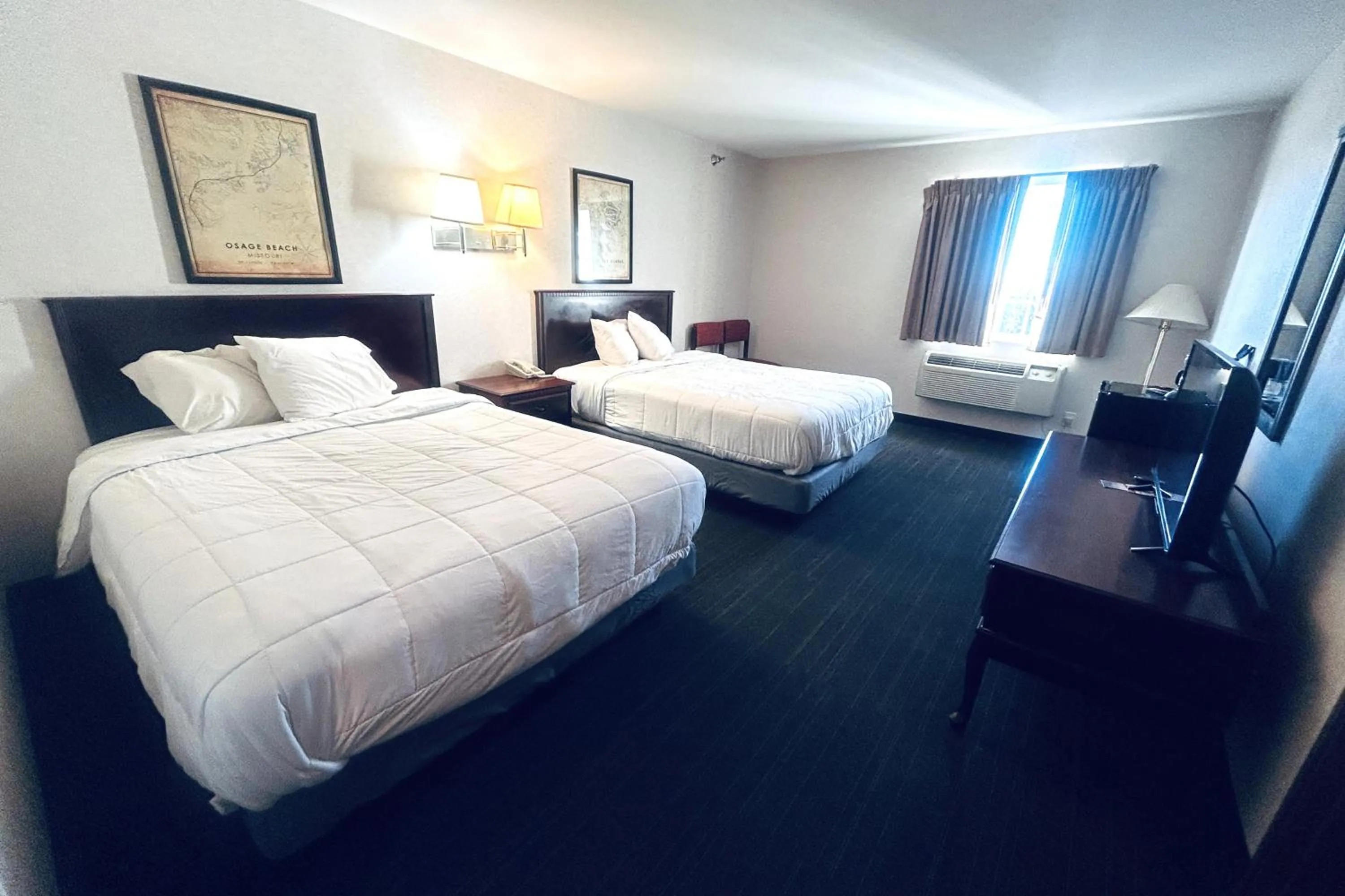 Bedroom, Bed in Osage Village Inn Near Lake Ozarks US 54