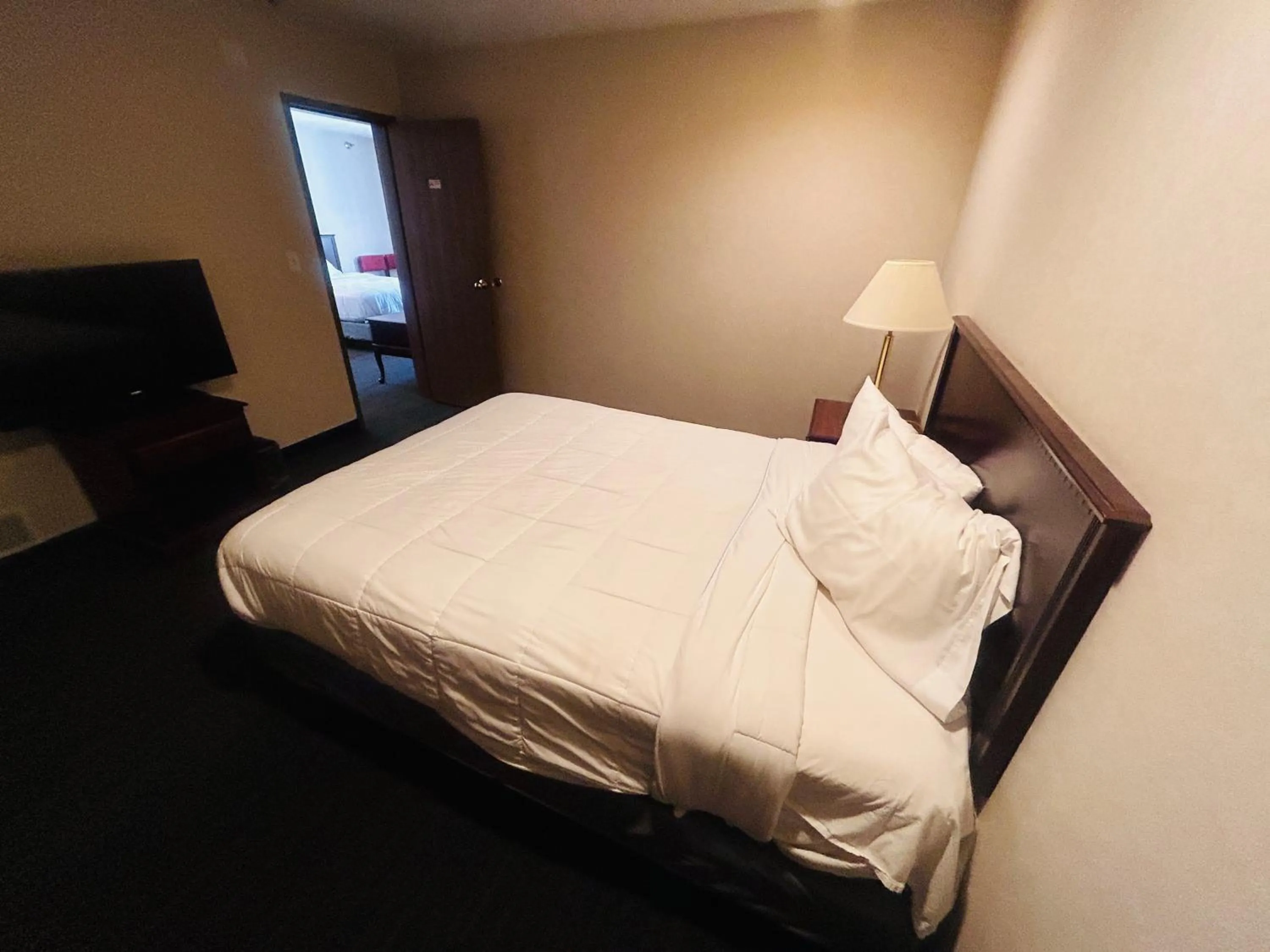 Bedroom in Osage Village Inn Near Lake Ozarks US 54