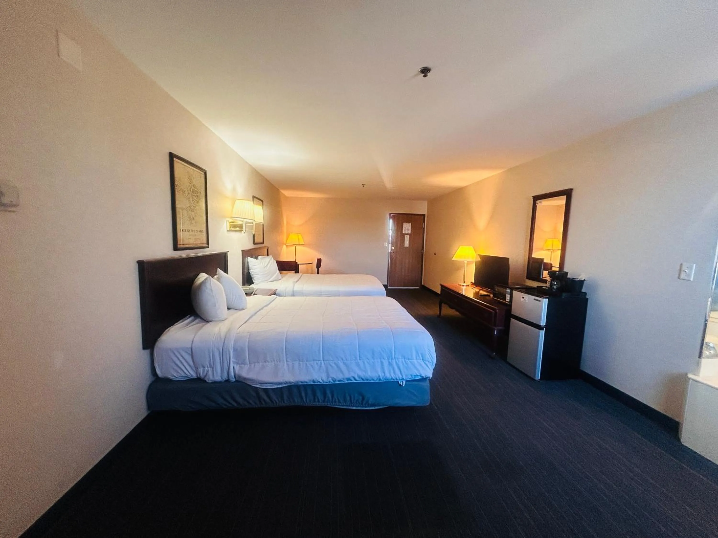 Bedroom in Osage Village Inn Near Lake Ozarks US 54