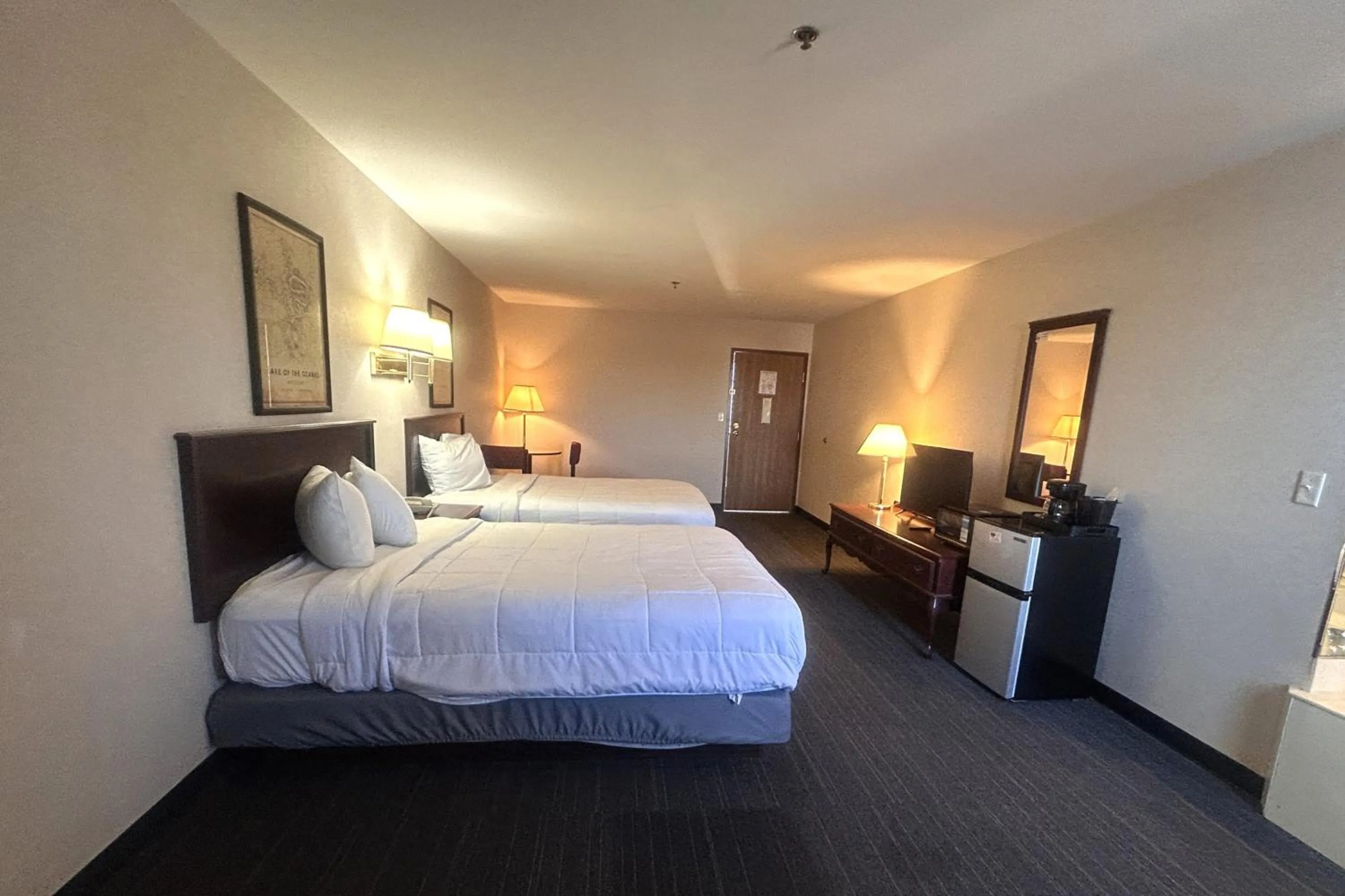 Bedroom, Bed in Osage Village Inn Near Lake Ozarks US 54