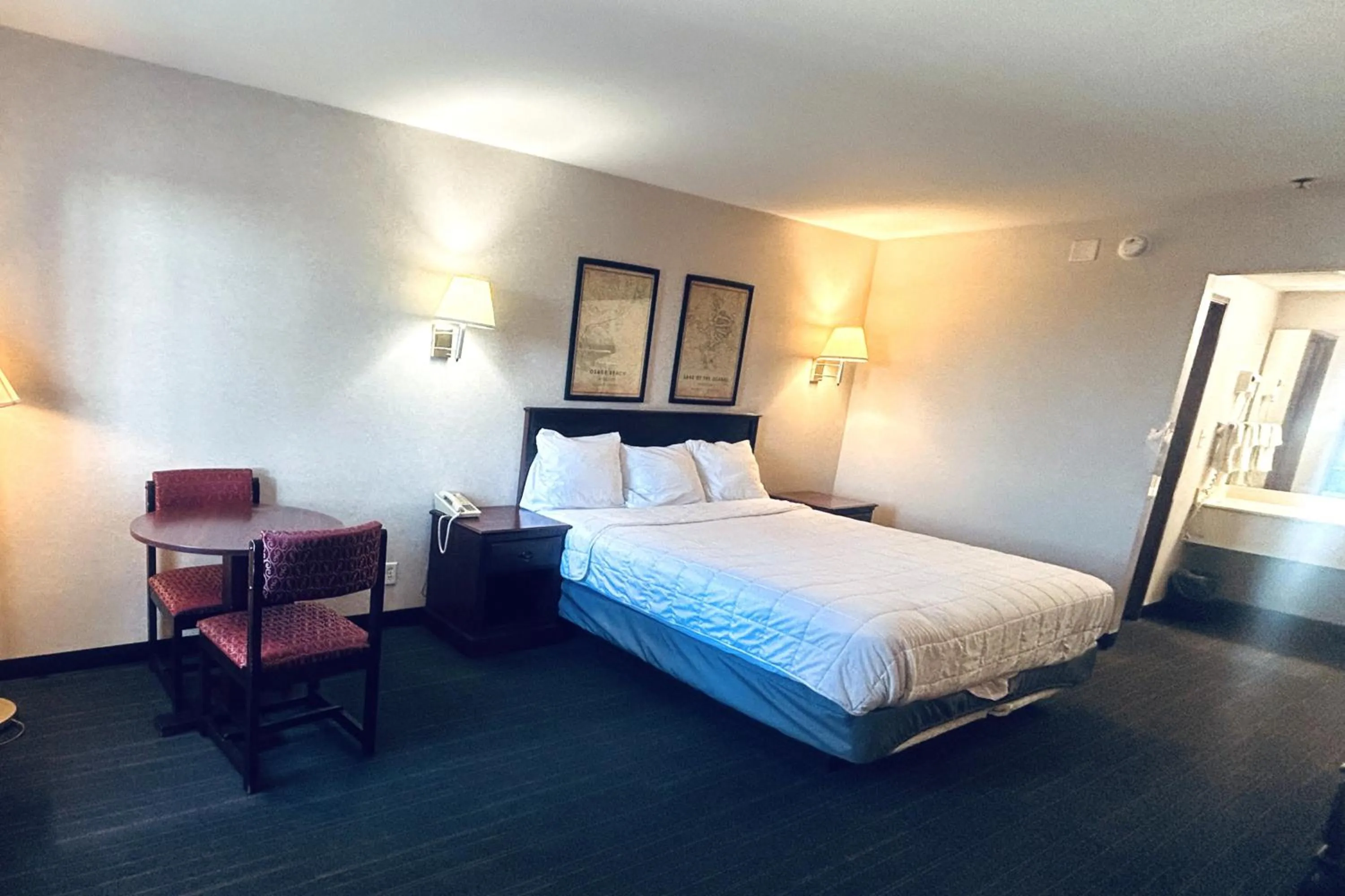 Bedroom, Bed in Osage Village Inn Near Lake Ozarks US 54