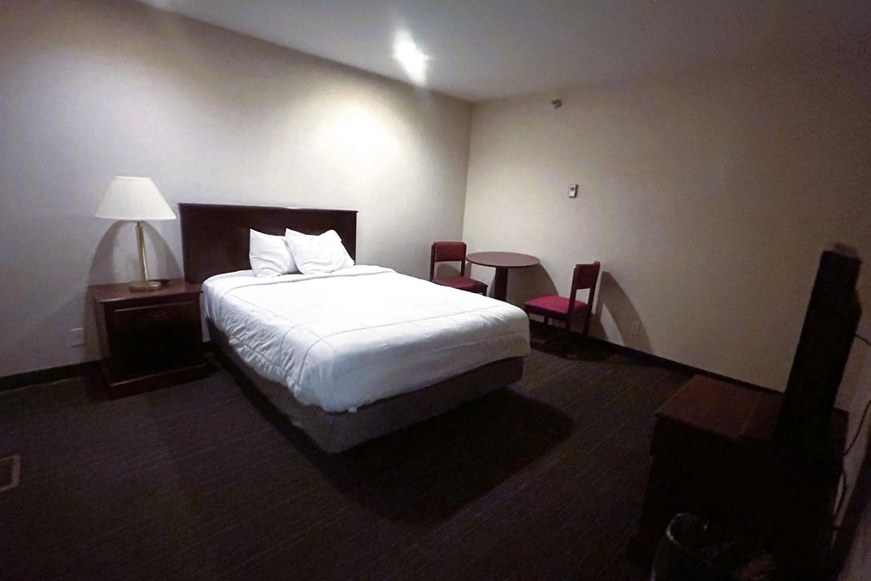 Bedroom, Bed in Osage Village Inn Near Lake Ozarks US 54