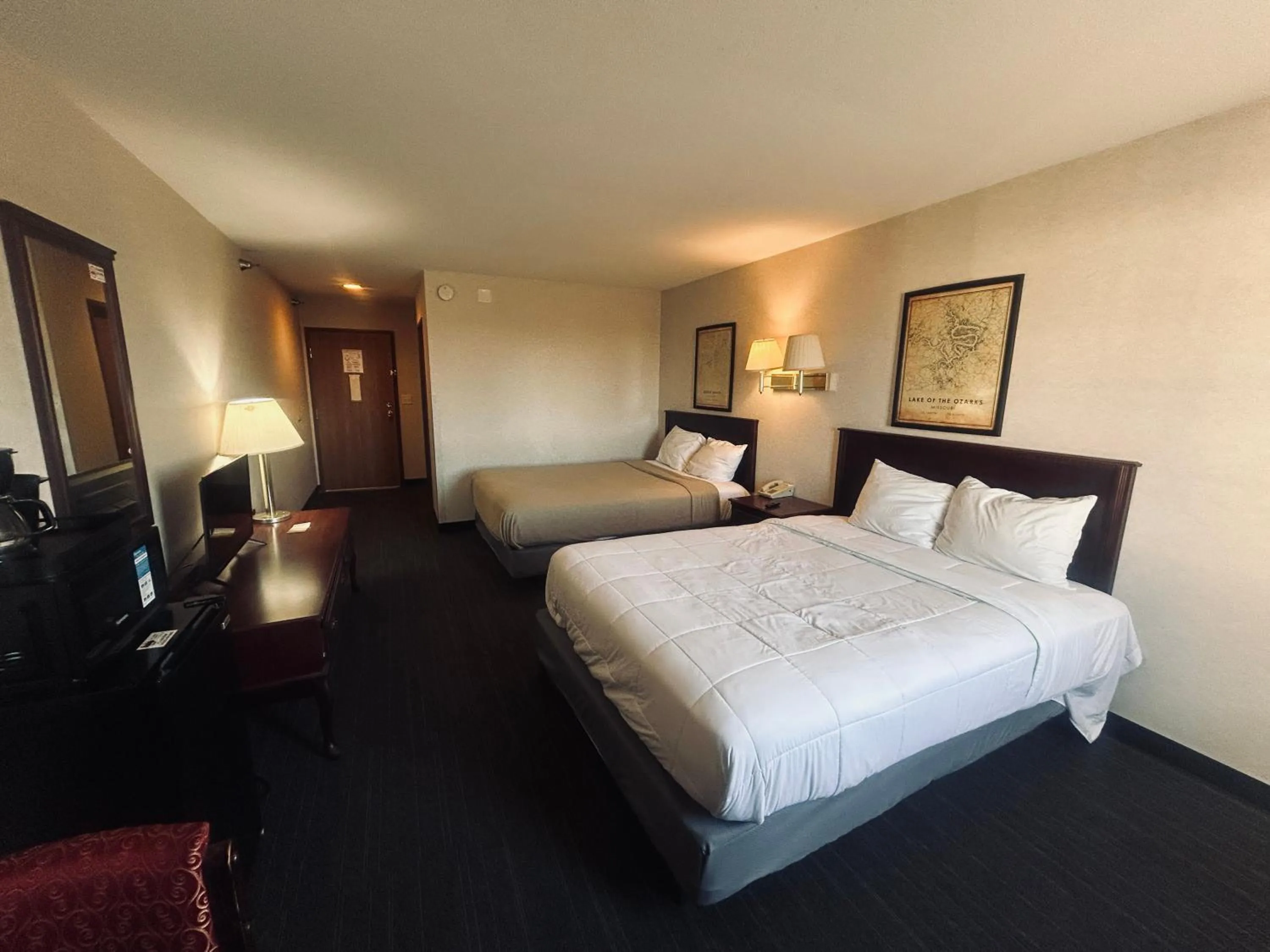 Bedroom in Osage Village Inn Near Lake Ozarks US 54