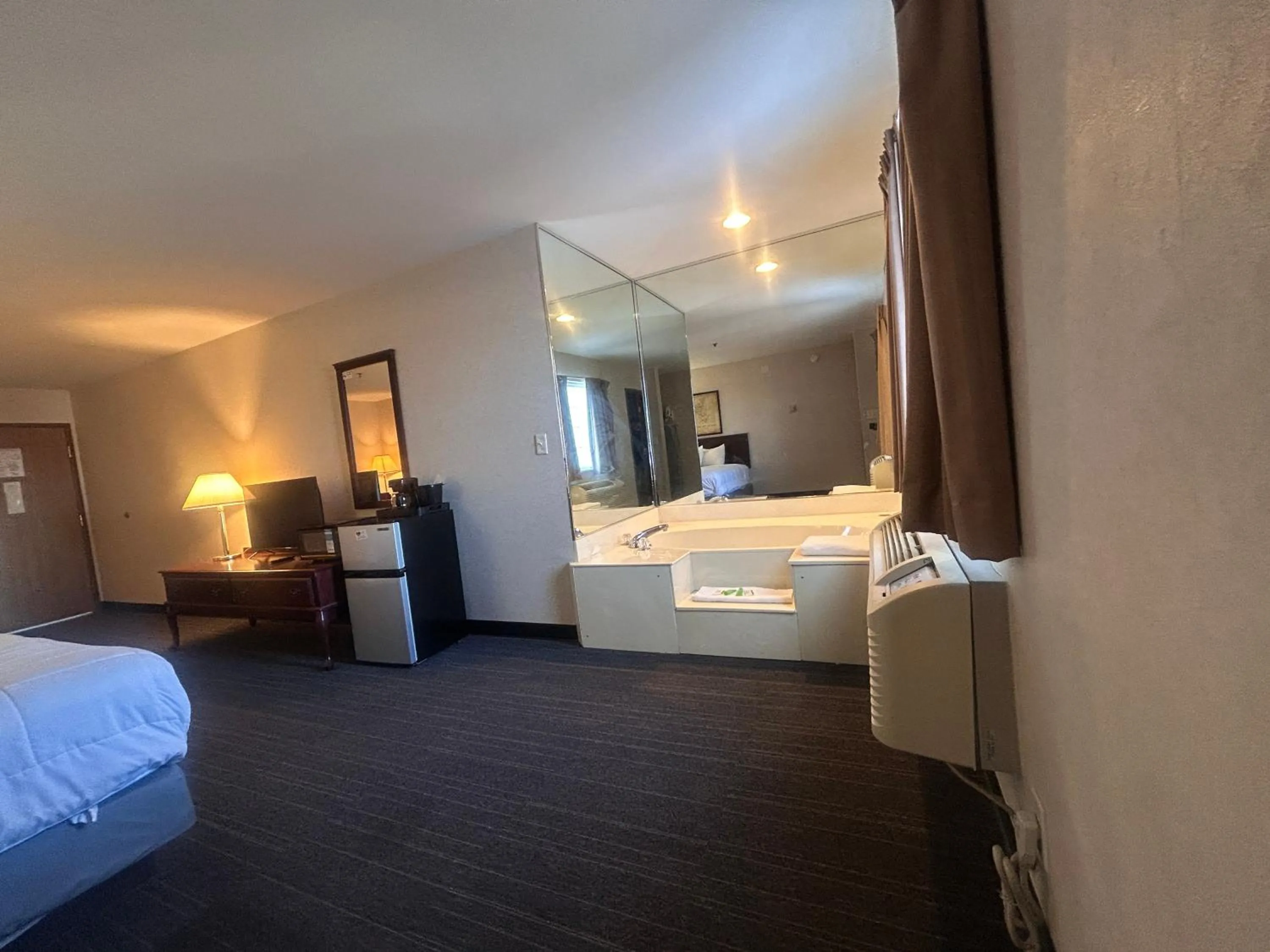 Bedroom in Osage Village Inn Near Lake Ozarks US 54