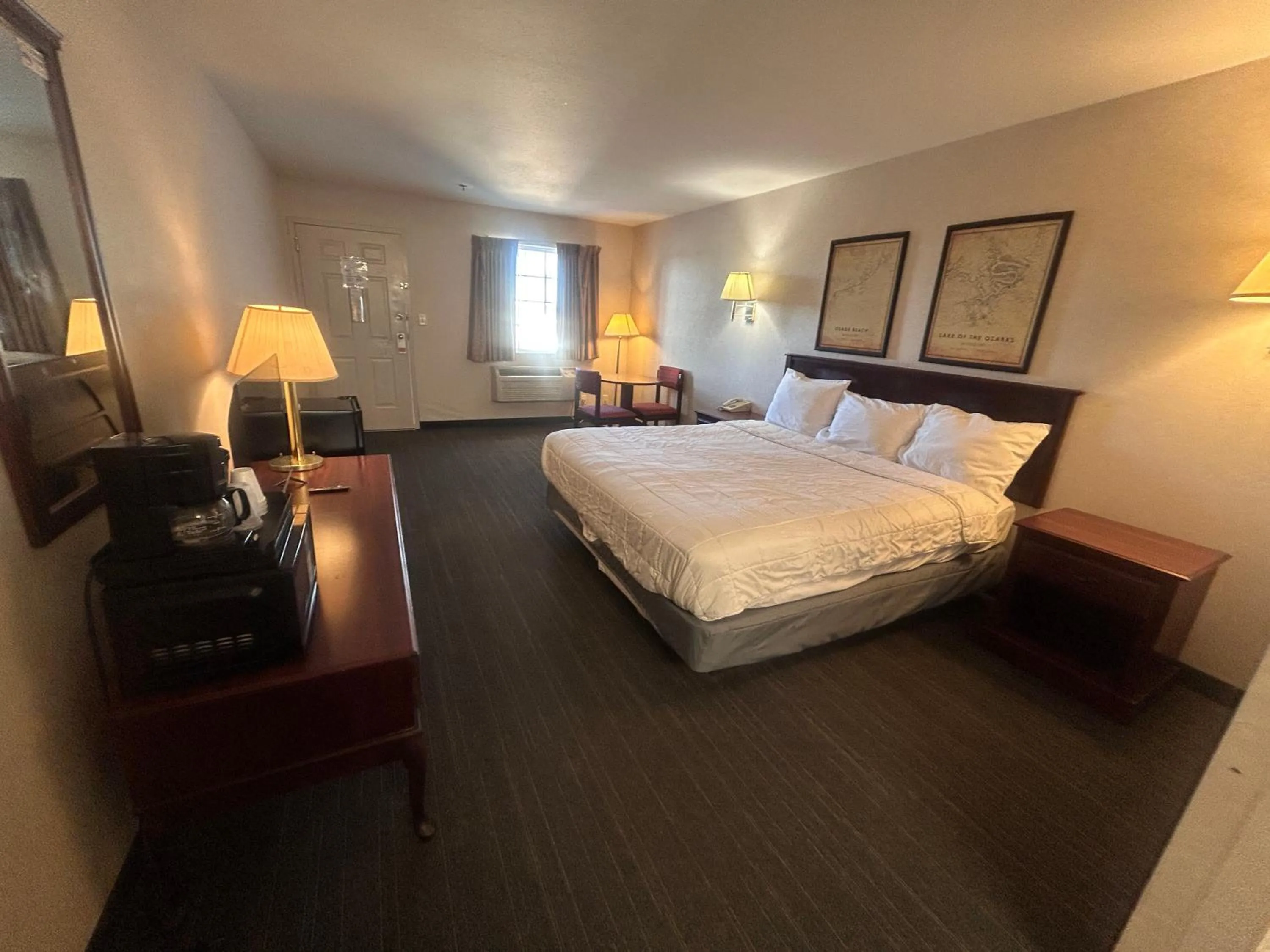 Bedroom in Osage Village Inn Near Lake Ozarks US 54