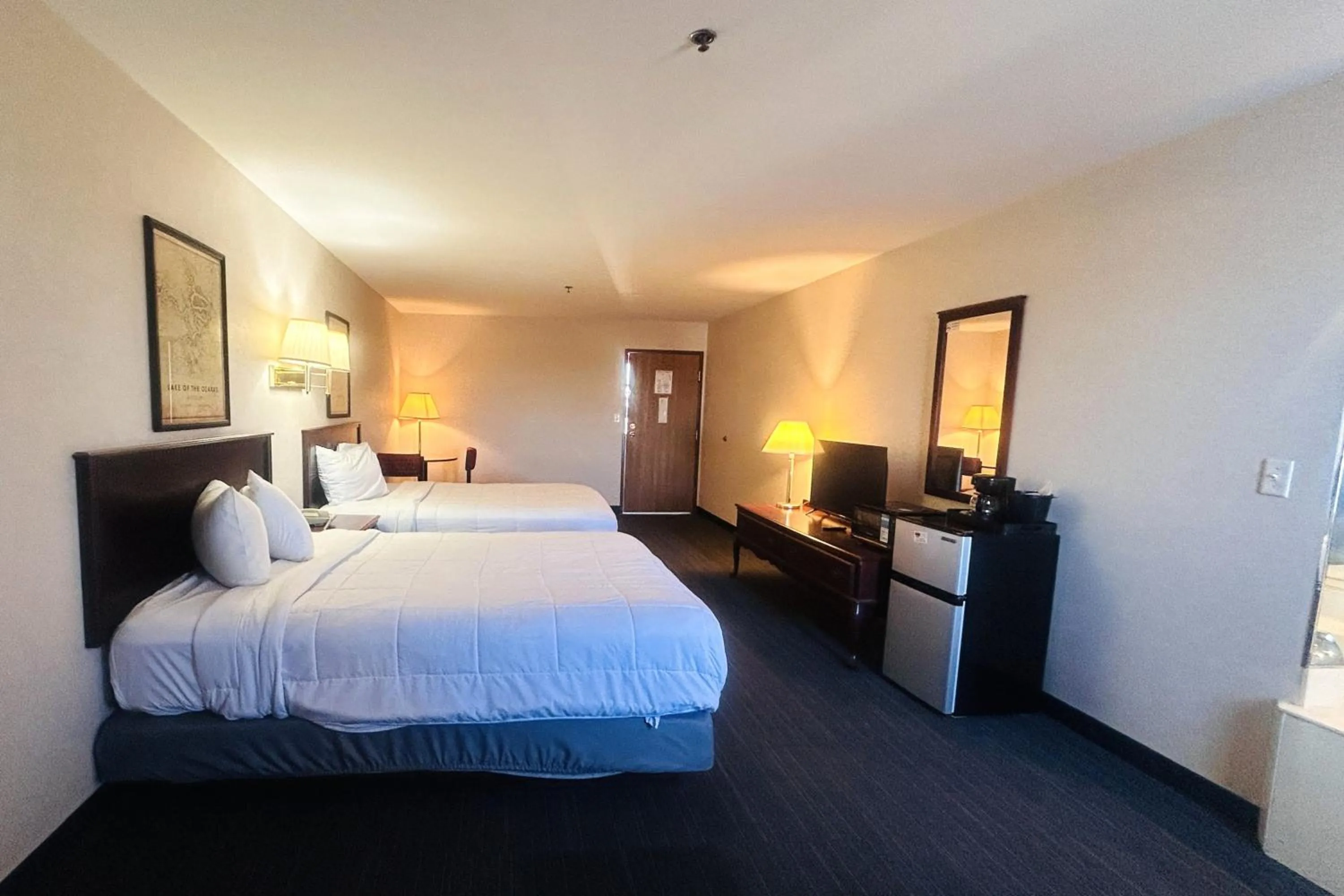 Bedroom, Bed in Osage Village Inn Near Lake Ozarks US 54