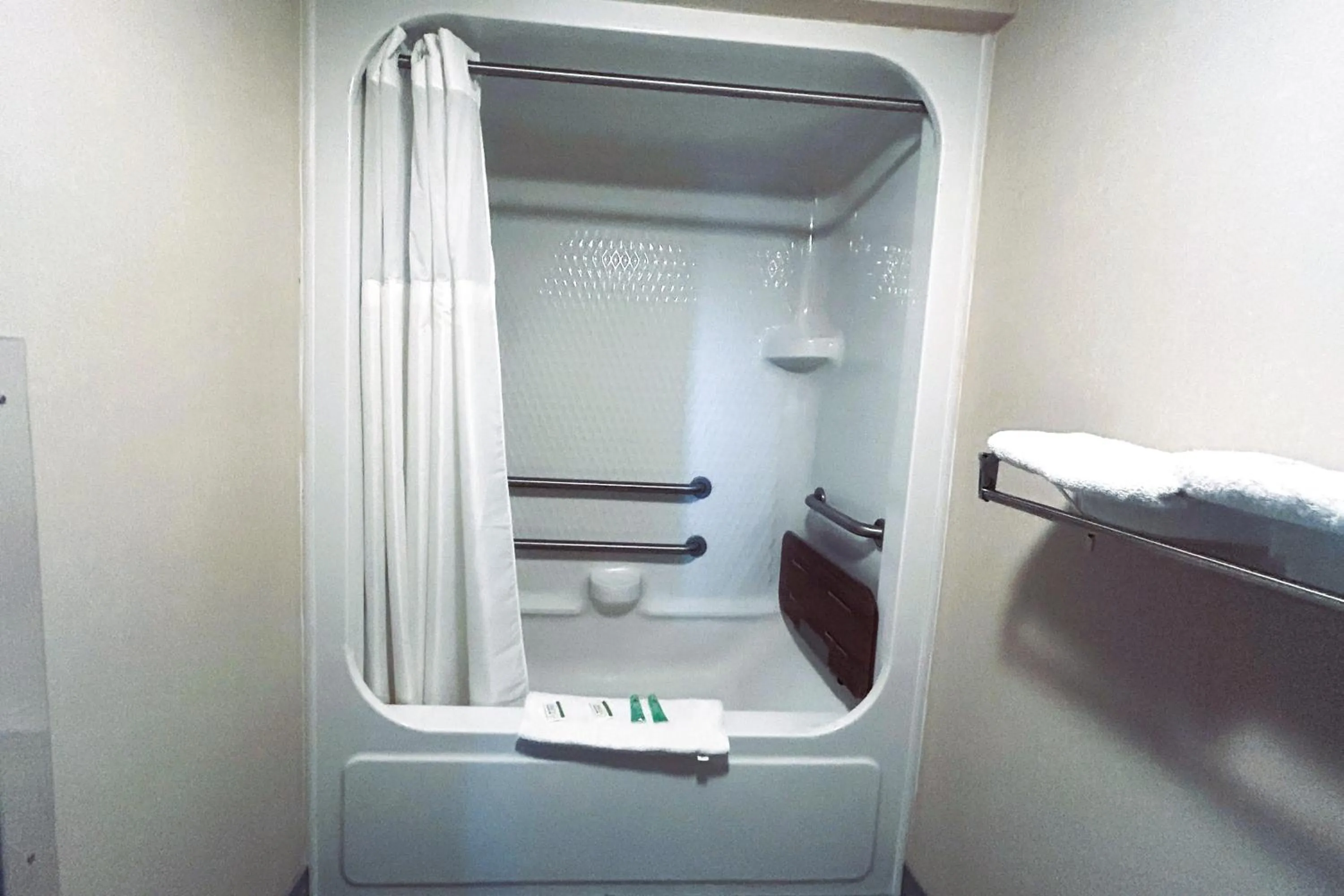 Bathroom in Osage Village Inn Near Lake Ozarks US 54